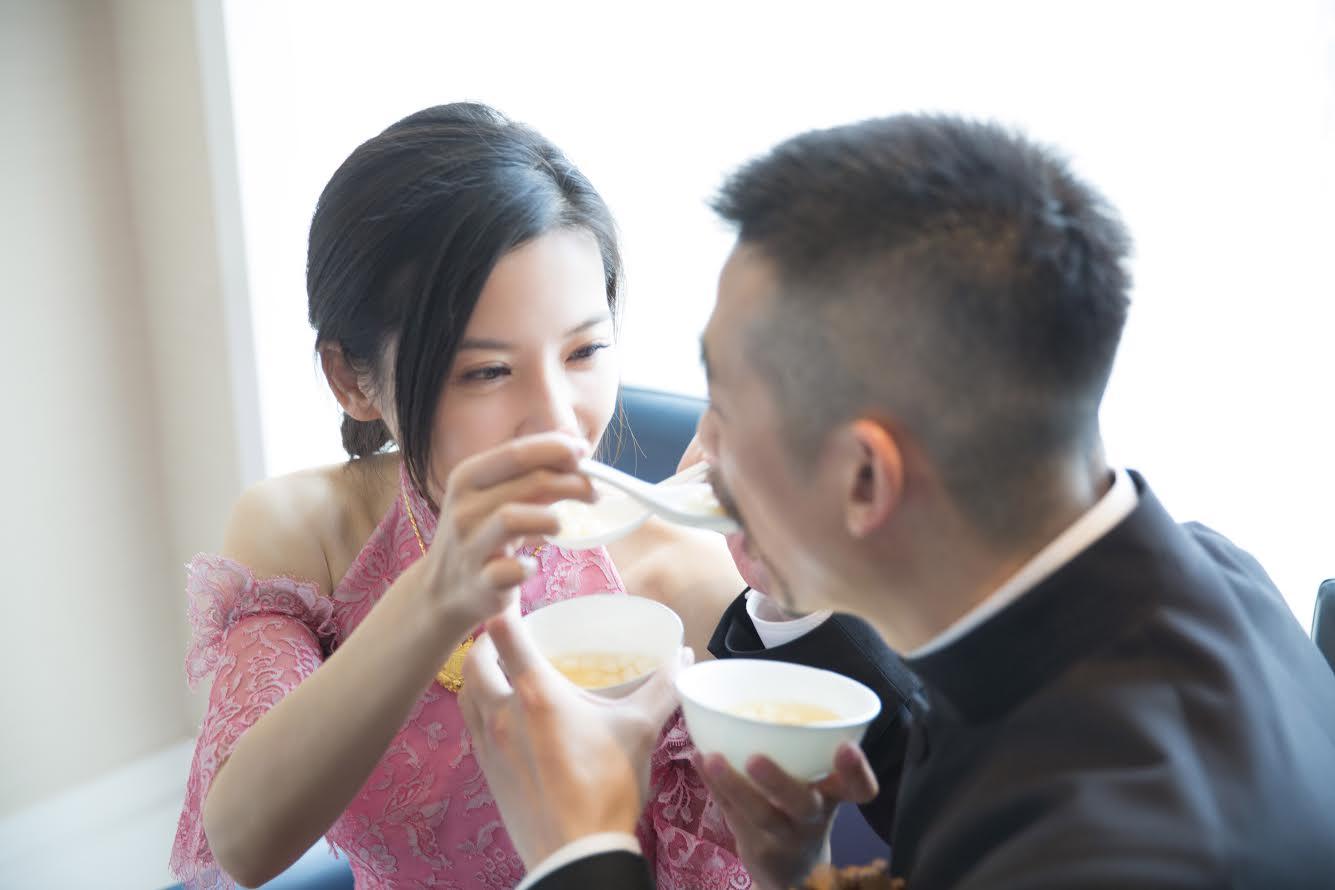 楊子姍甜餵吳中天湯圓,象徵甜蜜美滿。