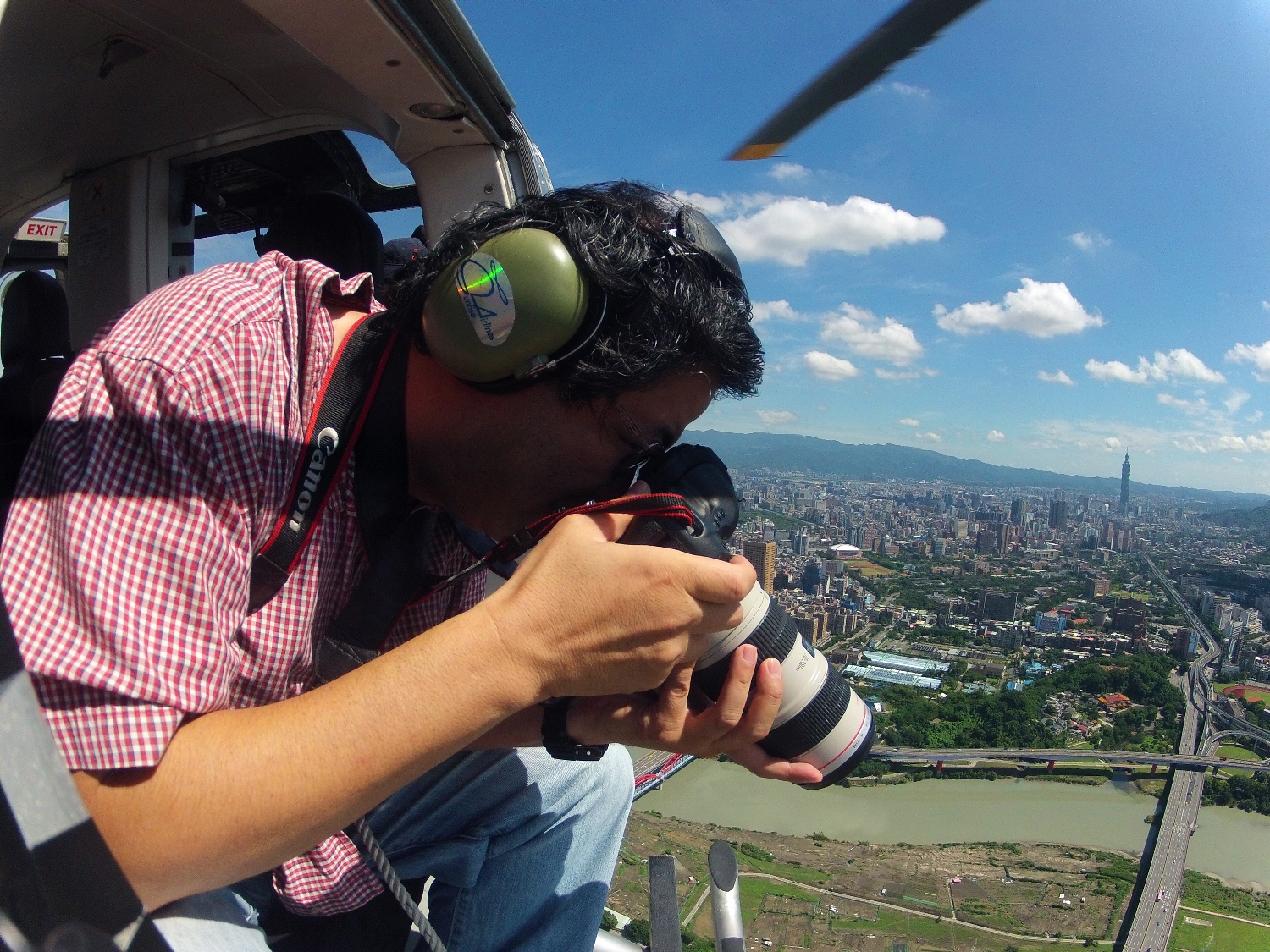 導演齊柏林今天搭直升機空拍時發生意外罹難，民航局即刻要求兩架同型機停飛調查，圖為齊柏林拍攝《看見台灣》的工作情形。（台灣阿布電影公司提供）