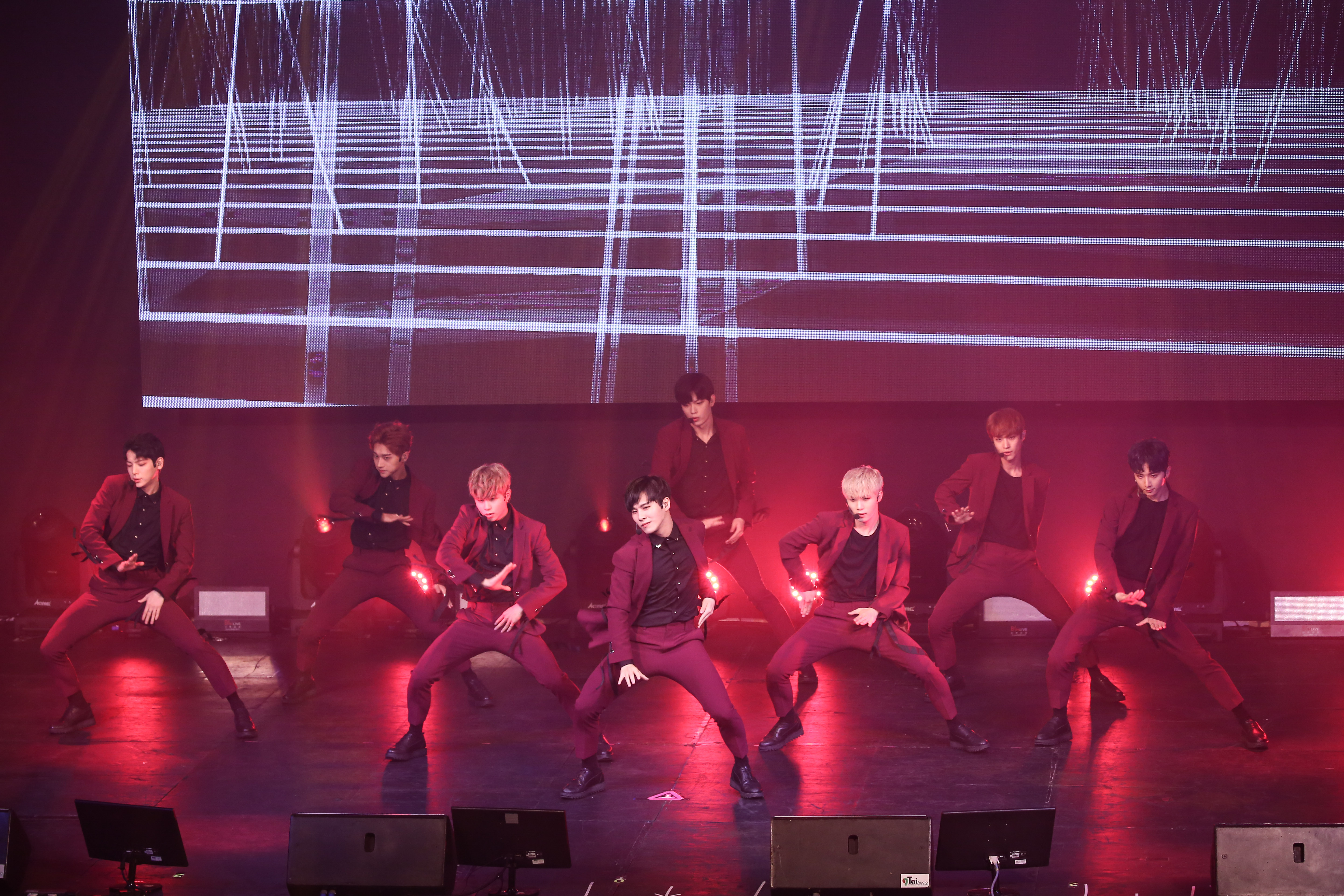 少年24 Unit Black的首次showcase，熱歌勁舞炒熱氣氛。