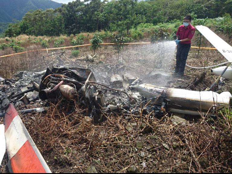 齊柏林所搭乘直升機墜毀豐濱山區，現場一片焦黑，機上3人也被燒焦難以辨識。圖由花蓮縣消防局提供