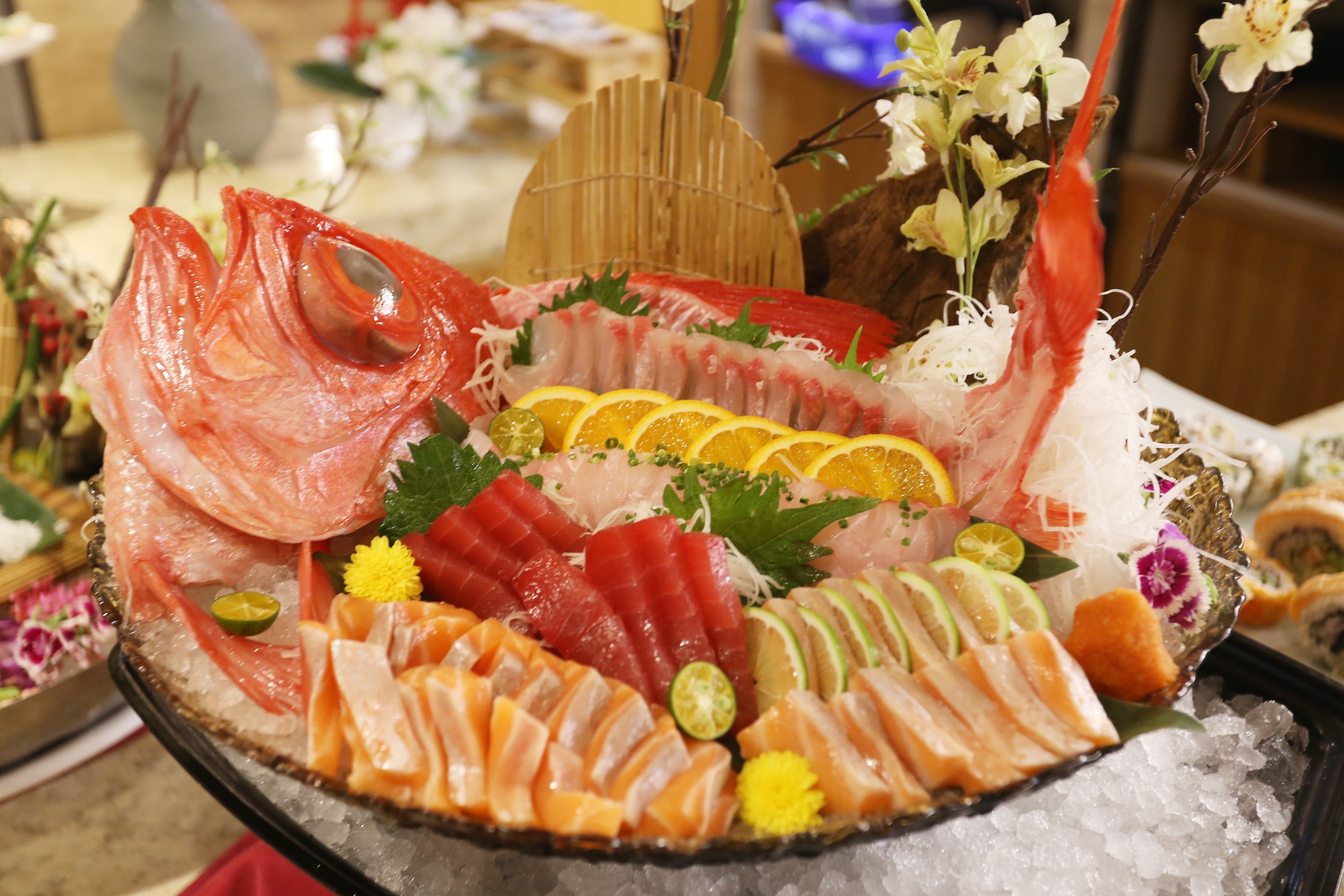 滿滿的當令生魚片，是自助餐中必備的品項，也是吸客利器。