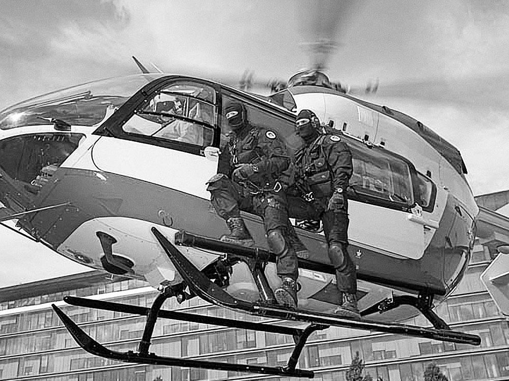 這款BR03-92 Black Camo也獲得了GIGN (法國憲兵特勤隊) 和RAID (法國國家員警特別介入隊黑豹突擊隊)的指定使用。
