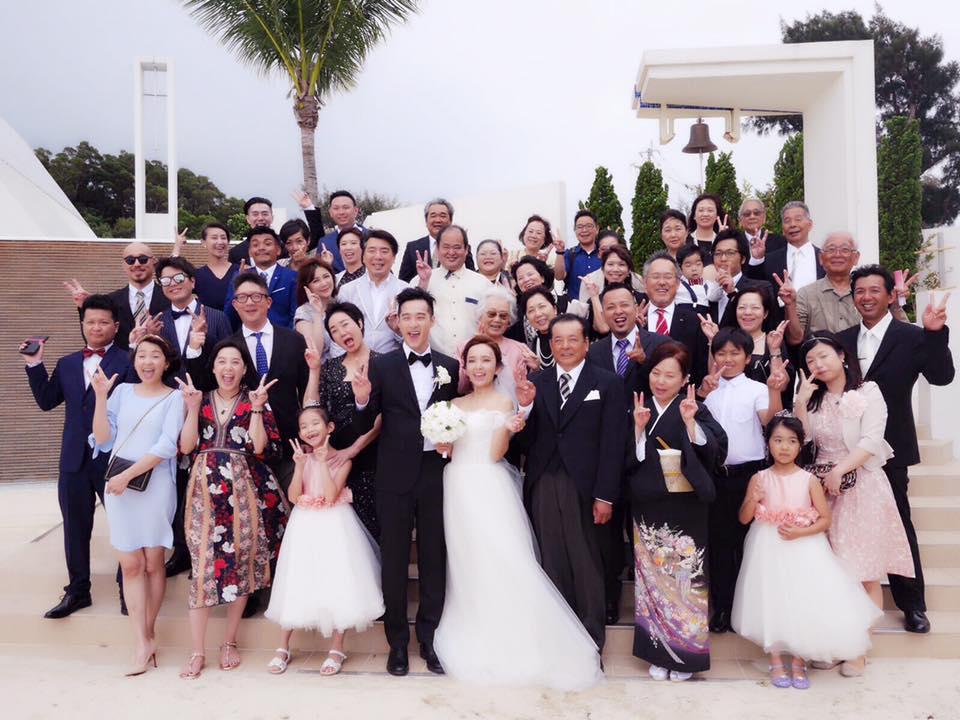 愛紗在臉書po出婚禮親友大合照,一行人笑得開心。