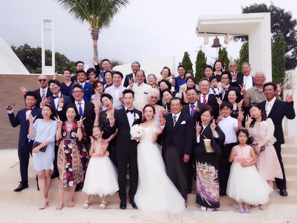 愛紗在臉書po出婚禮親友大合照，一行人笑得開心。