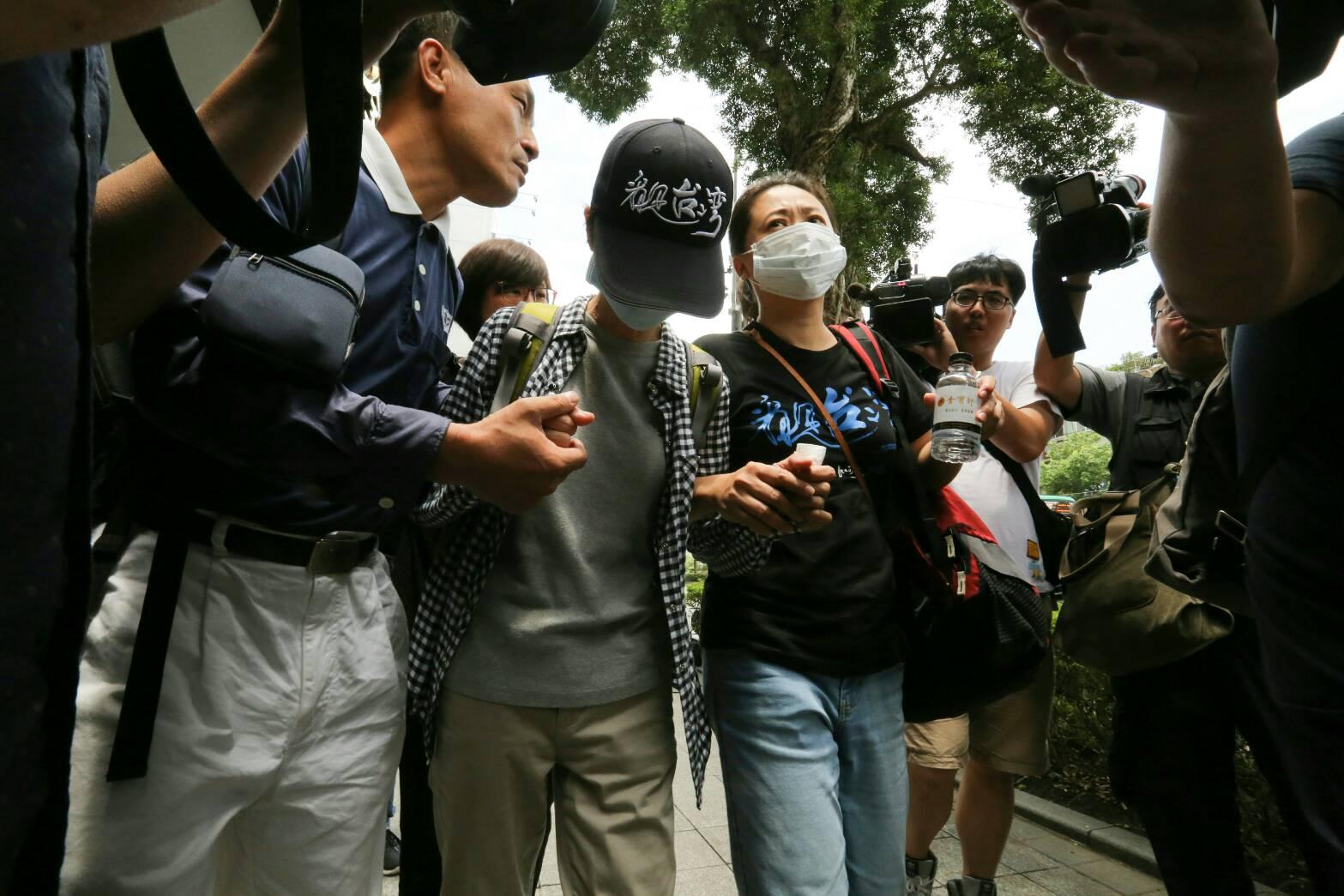 齊柏林太太頭上戴著「看見台灣」帽子、戴著口罩，一度癱軟到寸步難行。