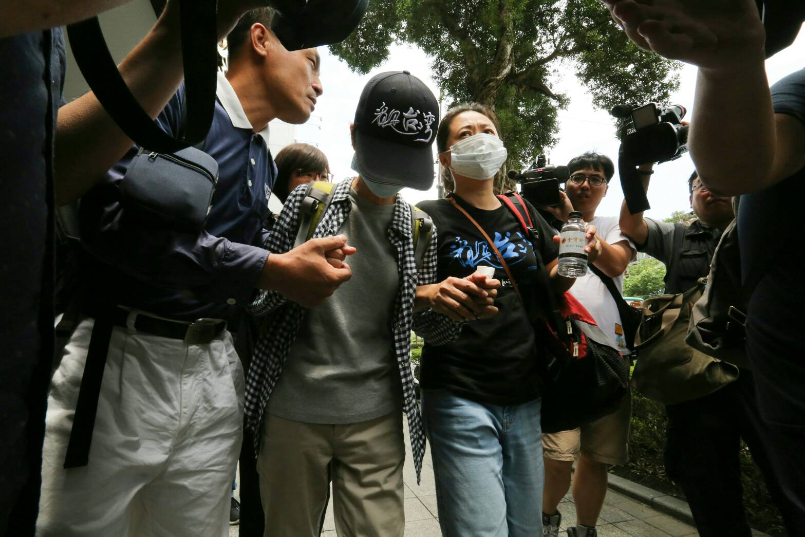 齊柏林太太頭上戴著「看見台灣」帽子、戴著口罩，一度癱軟到寸步難行。