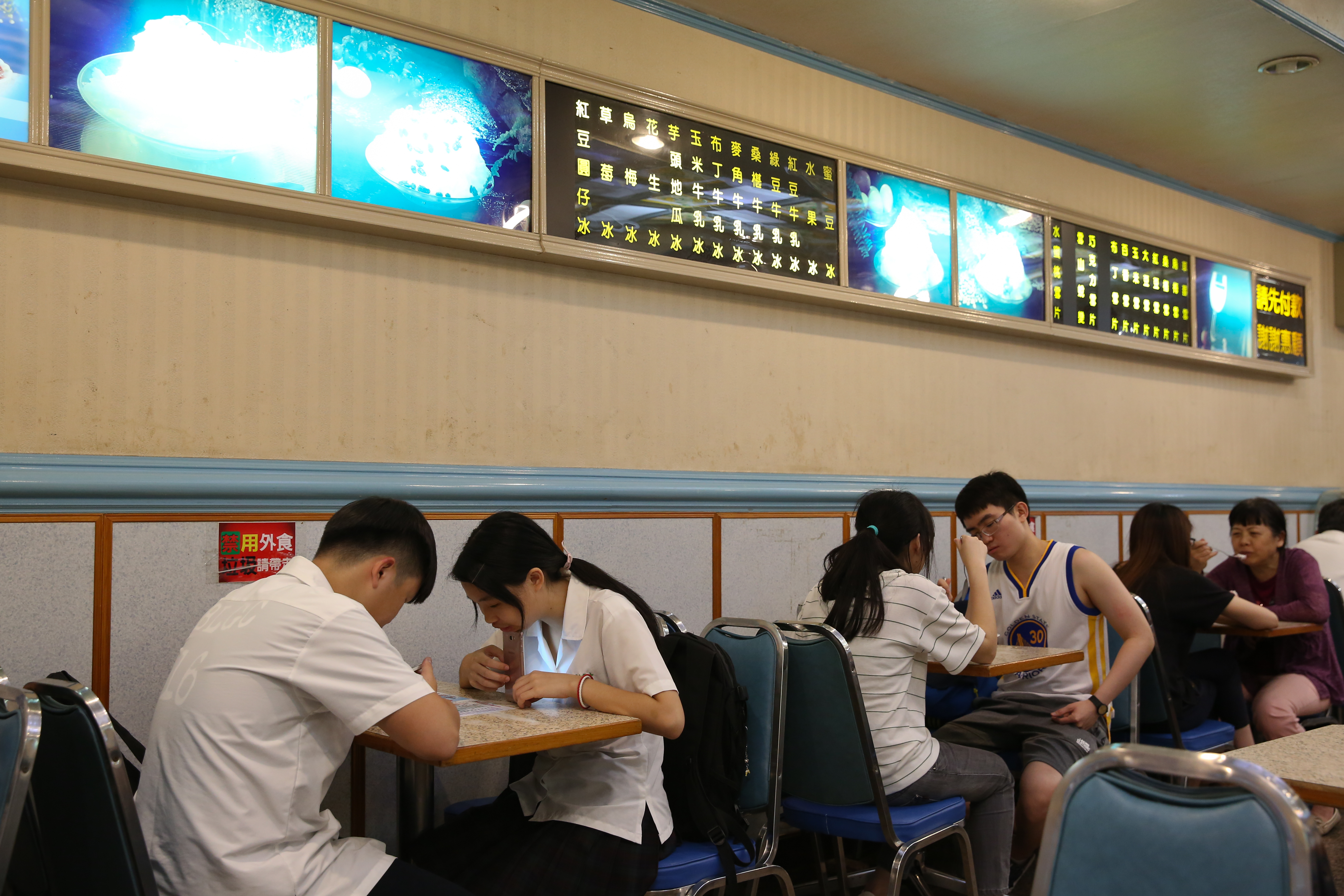 現今辛發亭的店面於1985年整修，擺設、裝潢至今數十年如一日。