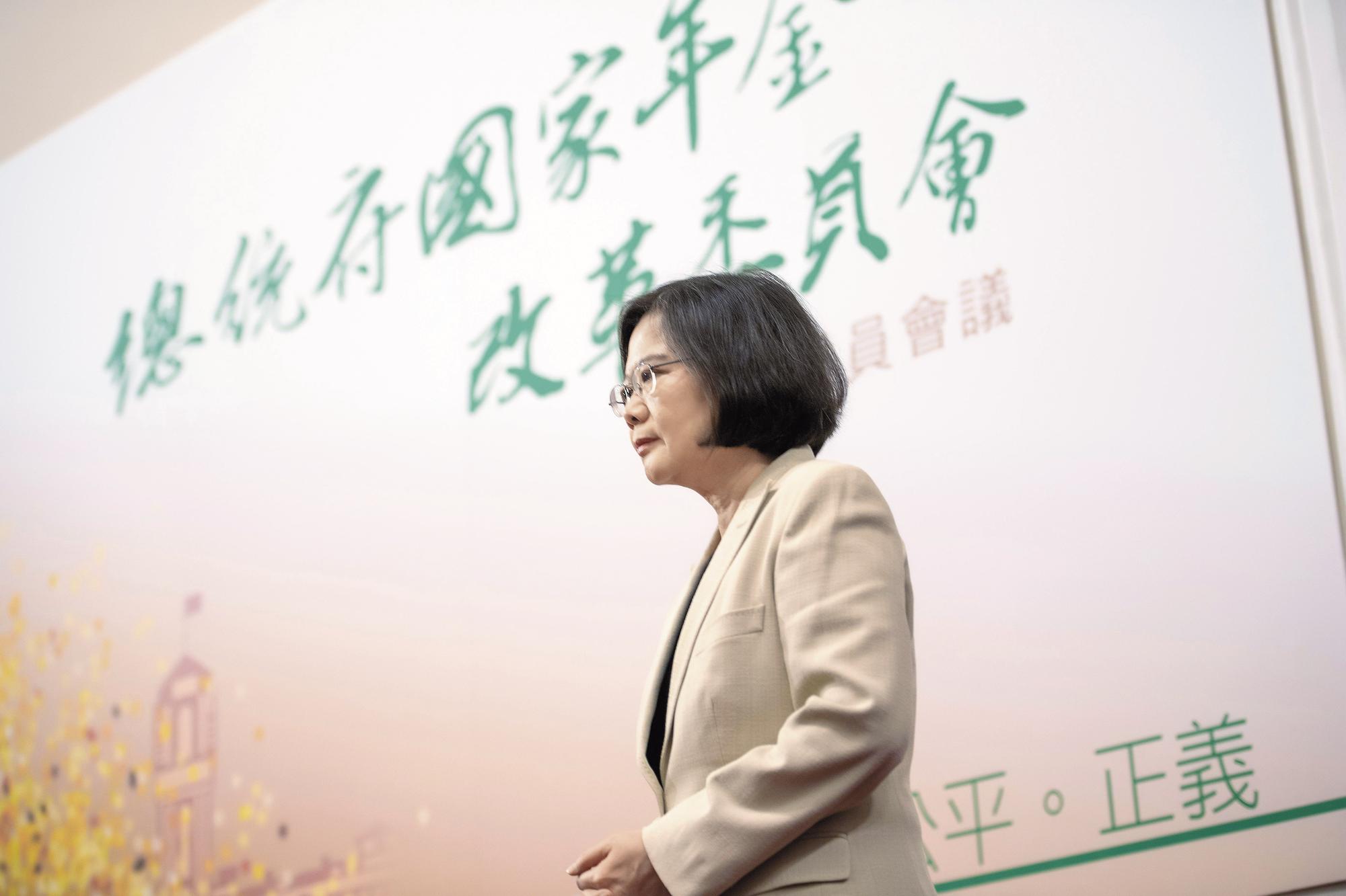 民進黨政府不敢處理勞保基金的黑洞,蔡英文在勞工年金改革上面打混,原本應該提高勞保保費的方案不斷退縮。