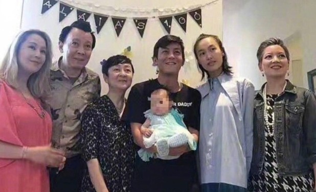 陳冠希（中）抱著女兒，和秦舒培（右2）參加百日宴。（翻攝自新浪娛樂） 