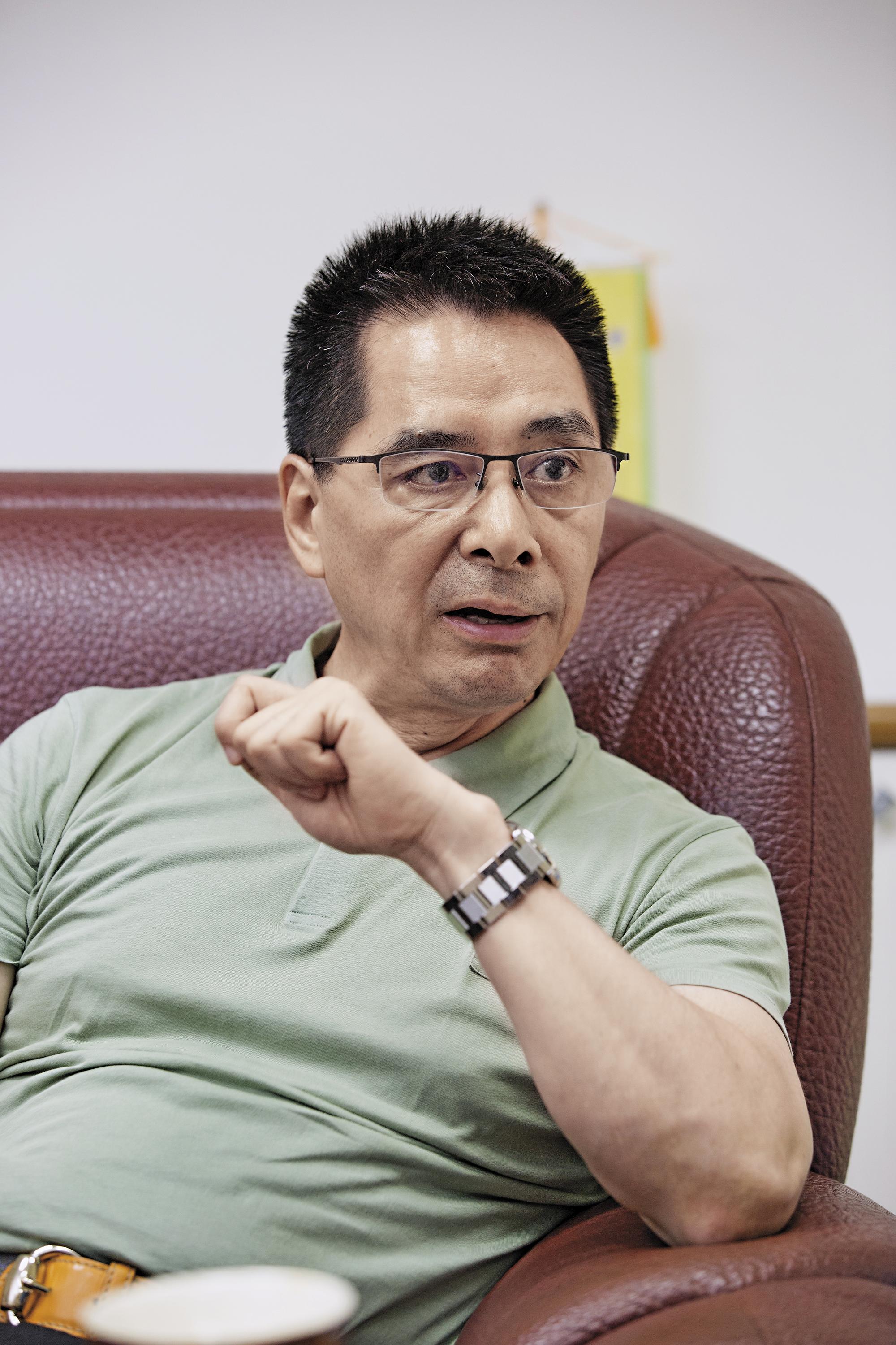 高雄市保全商業同業公會理事長楊啟銓,痛批台銀的共同契約低於現行法令最低薪資,擺明是政府帶頭違法,實在離譜至極。