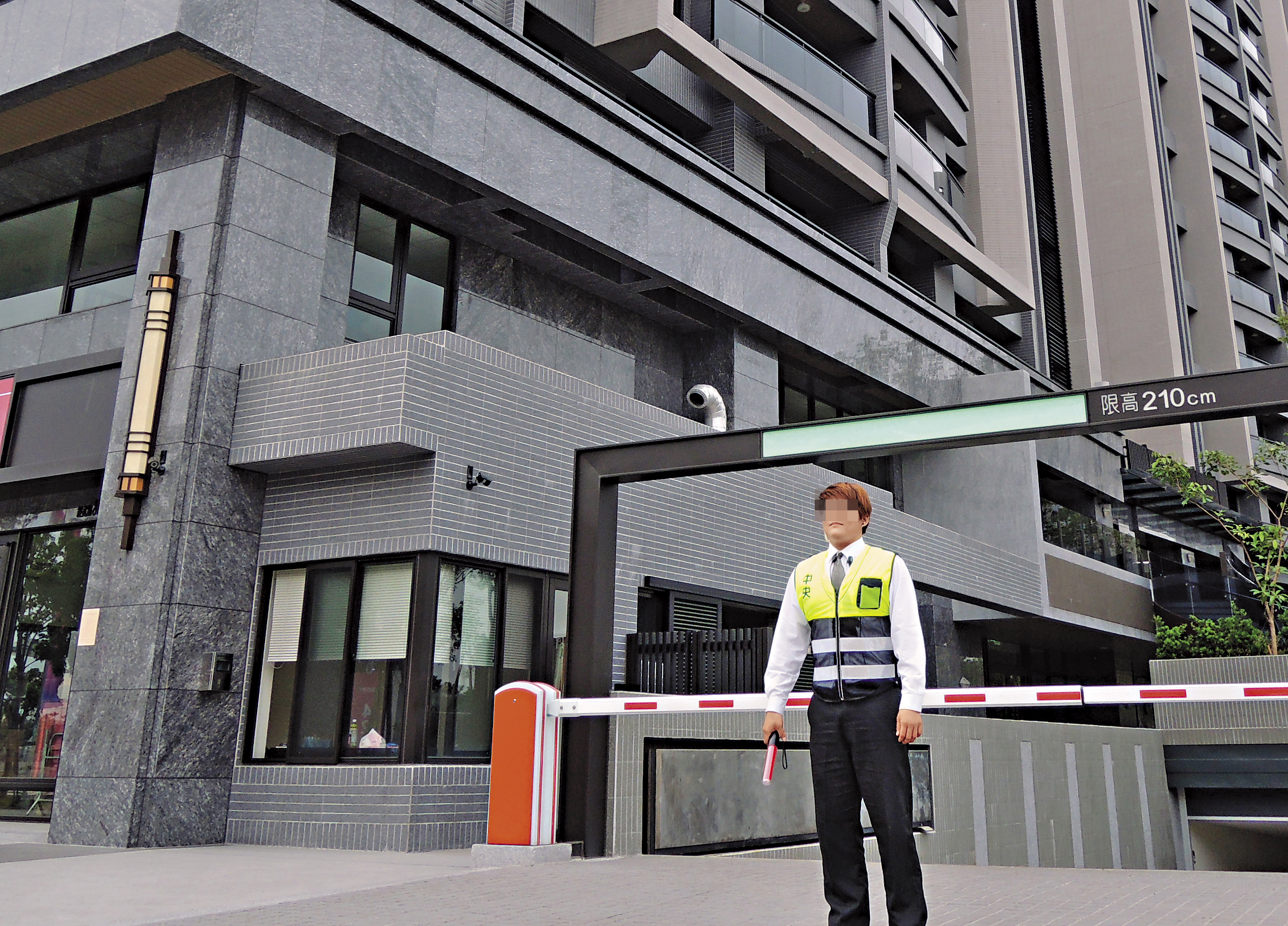 豪宅警衛屬於第3級保全，給薪相對高，年齡與品質都能相對提升，也讓門禁更落實，安全更有保障。
