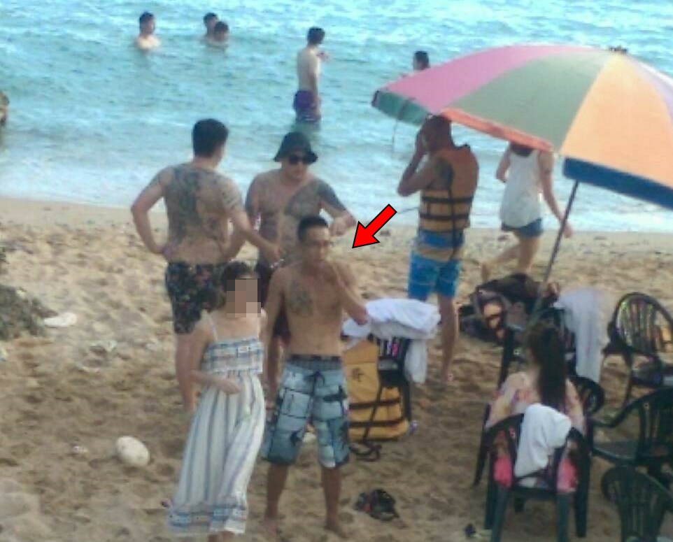 豹子涂皓鈞（箭頭指處）三度從警方搜捕網衝撞突圍，個性凶狠，敢衝、敢拚。