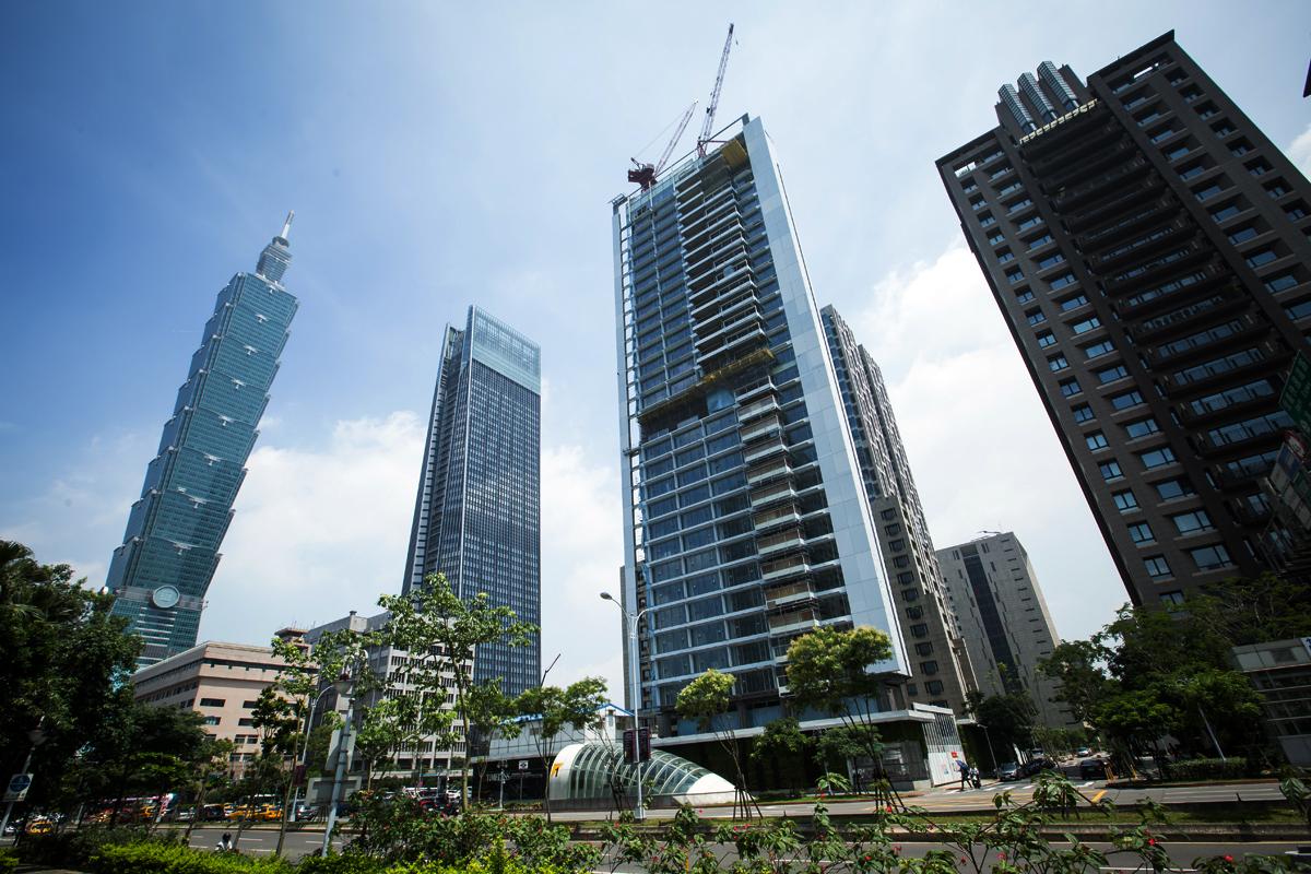 房市持續探底，豪宅已面臨每坪200萬元的價格保衛戰。