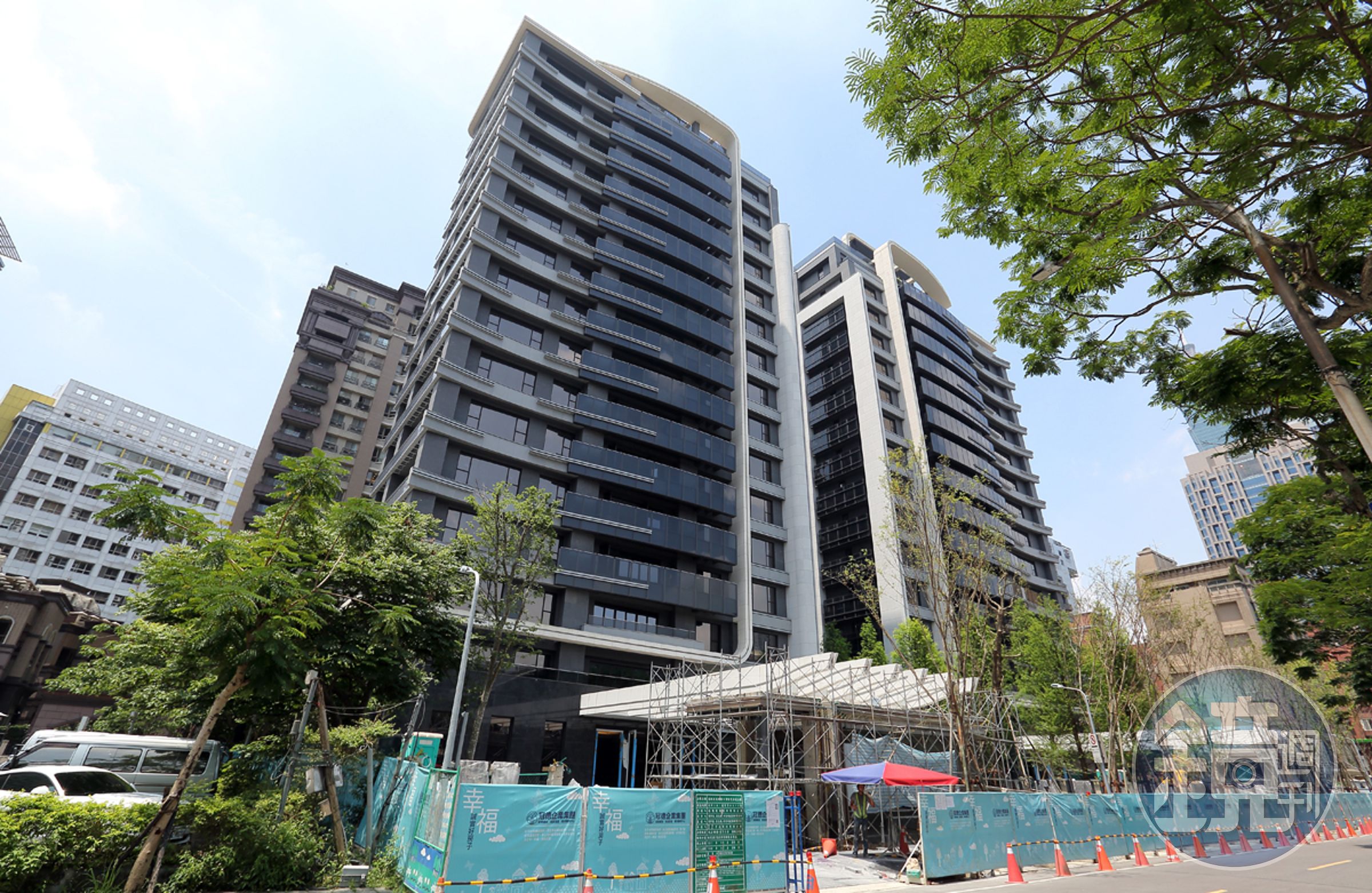 北市明年就要調降新屋的豪宅稅，誘使許多建商延遲豪宅的完工及銷售時間。