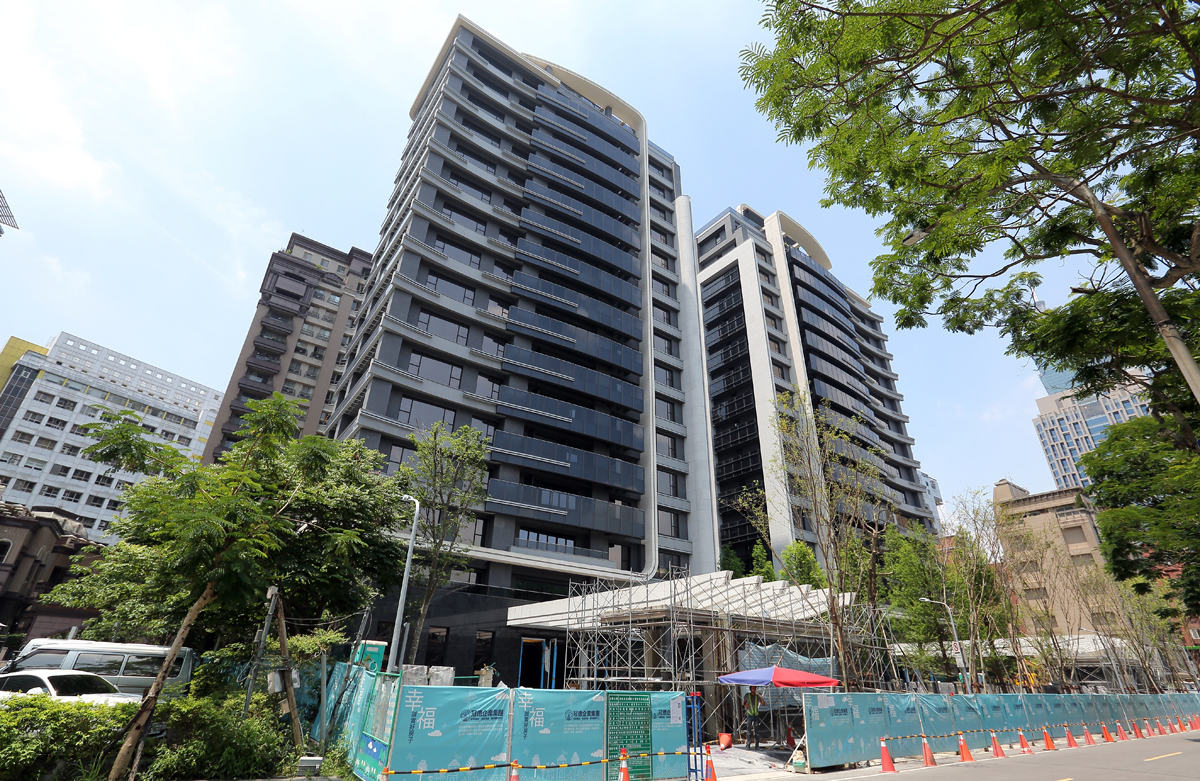 北市明年就要調降新屋的豪宅稅，誘使許多建商延遲豪宅的完工及銷售時間。