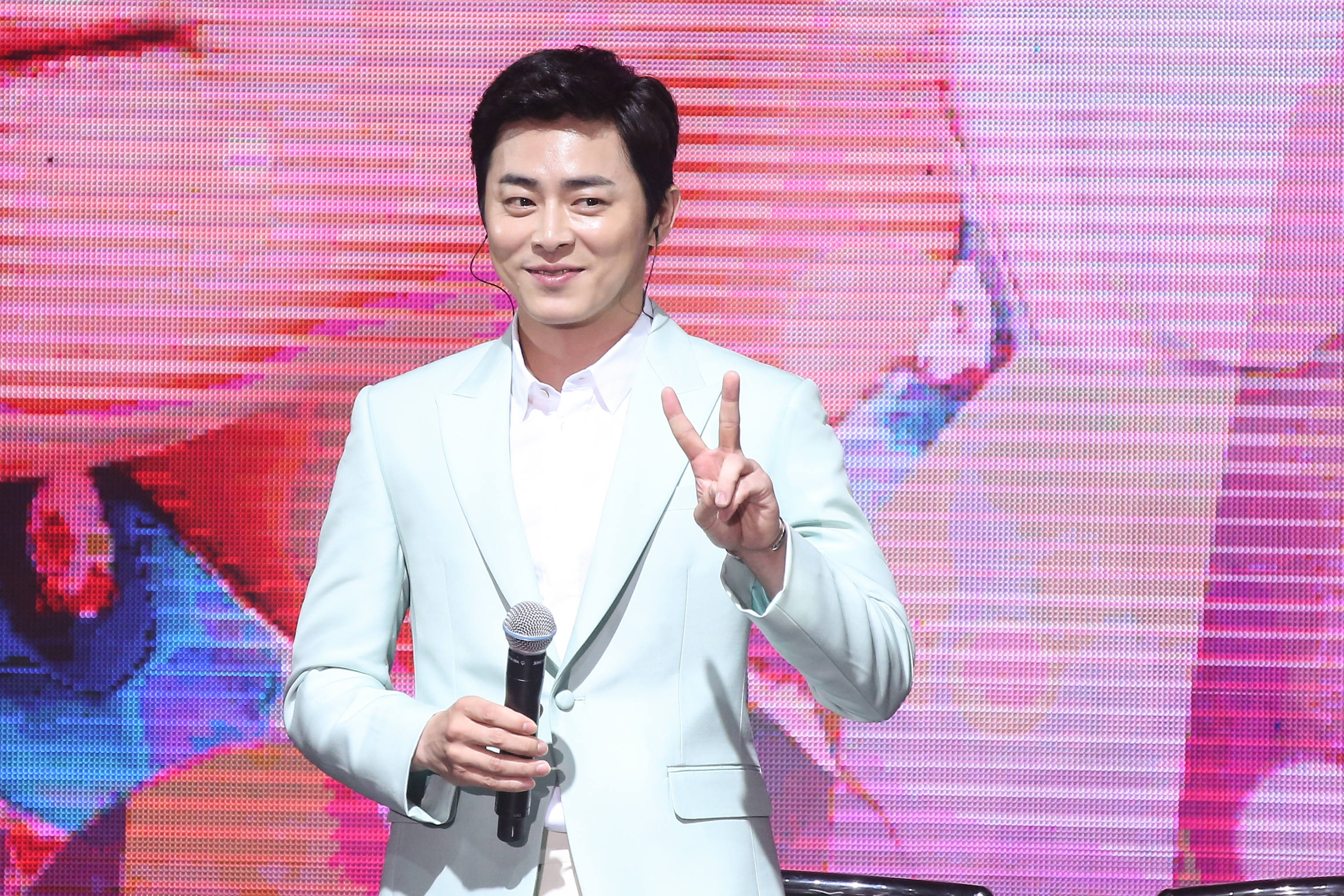 曹政奭舉行首次台灣見面會,開場比YA打招呼。