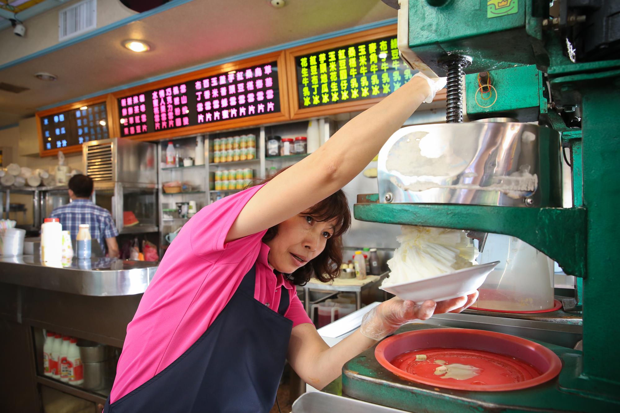 開始在冰店工作的前10年，吳英淑都在外場服務客人。