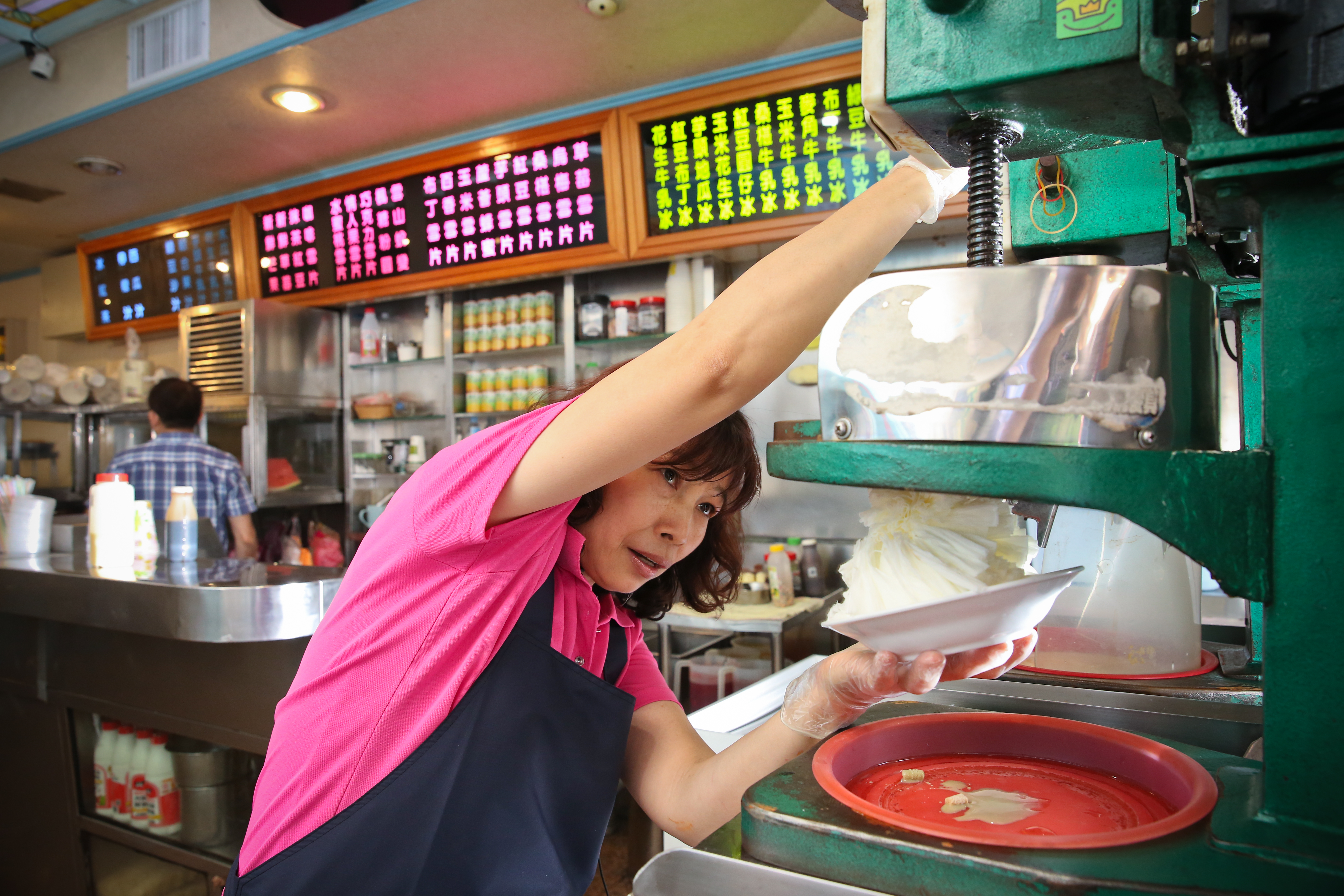 開始在冰店工作的前10年,吳英淑都在外場服務客人。