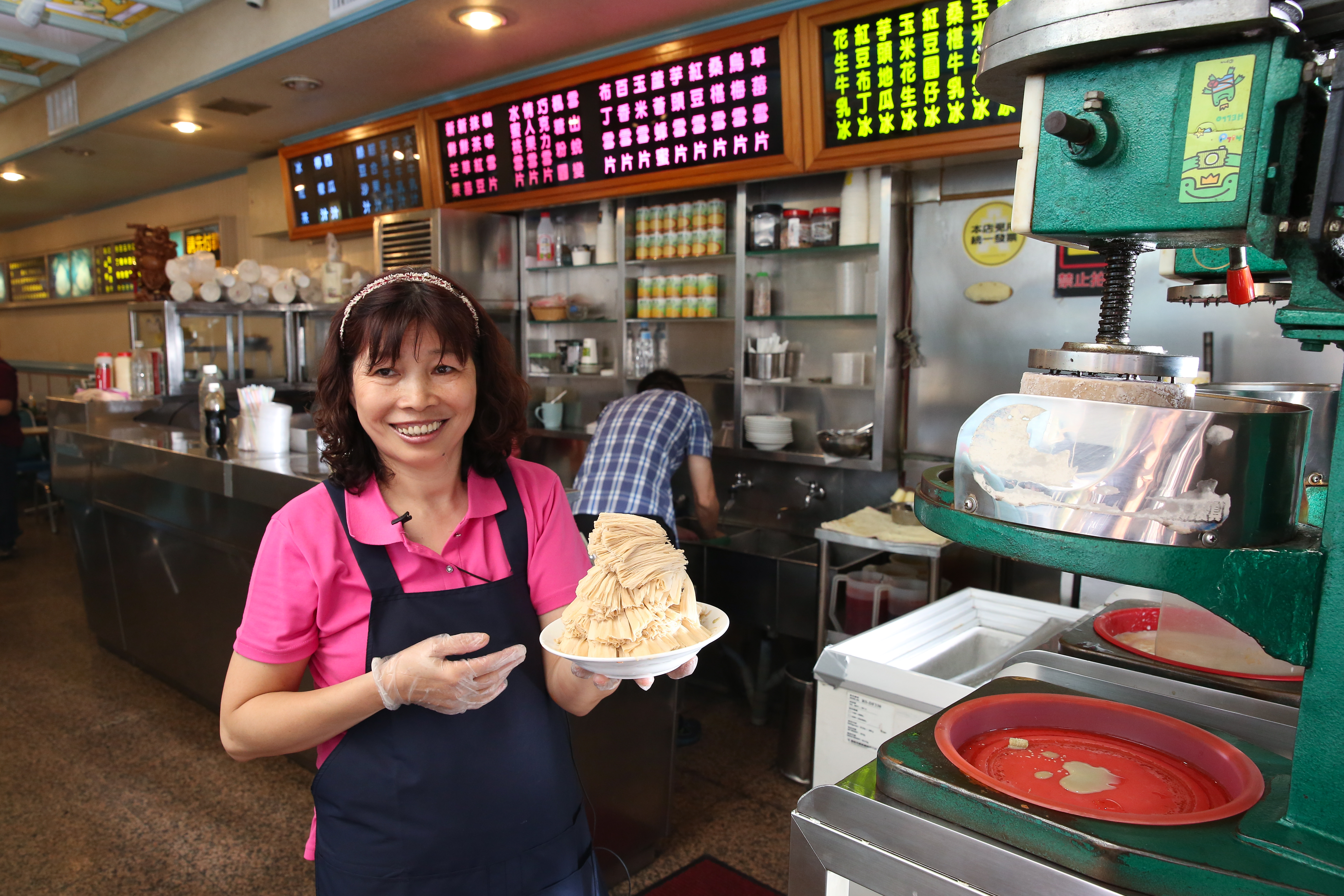 國、高中都是學校田徑隊選手的吳英淑說，以前她每天在店裡從早上10點站到晚上10點，每天在店裡走的路，都可以從台北走到台中了。