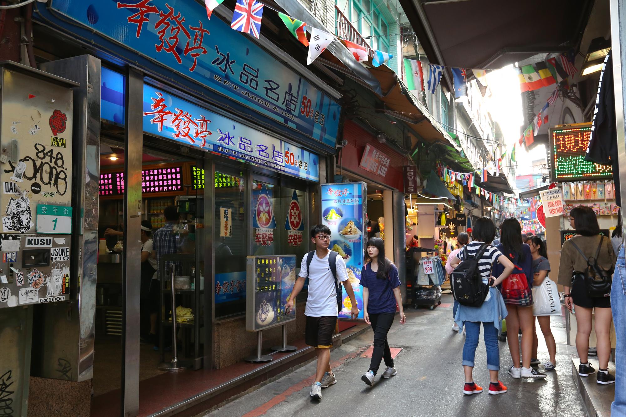 辛發亭下午3點營業，士林夜市便湧現人潮。
