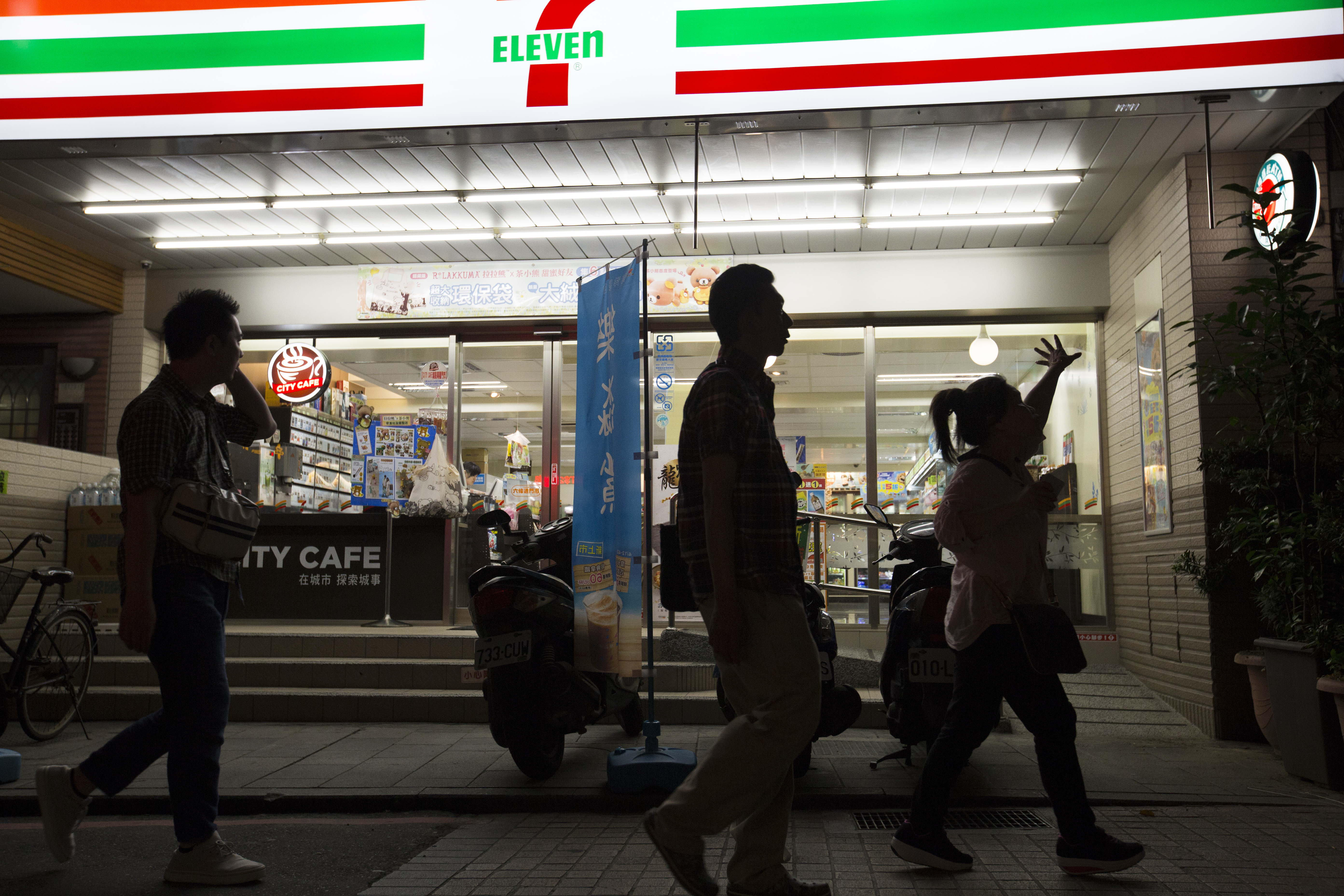 路上可以看見熟悉日語的「三七仔」帶領日本人進店內消費。