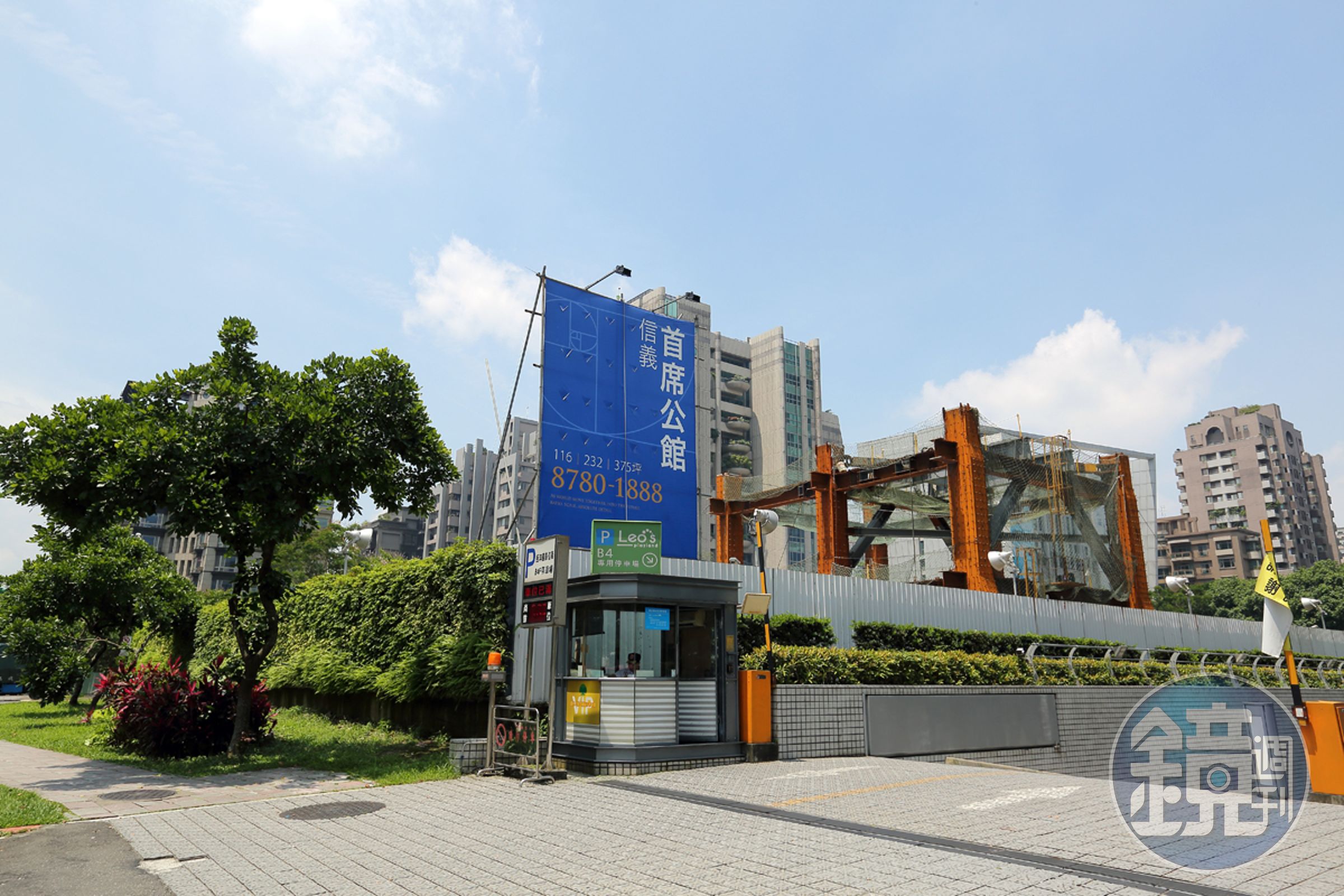 信義首席公館去年正式動工，預計2021年才會完工，土地取得到建案落成，長達10年之久。