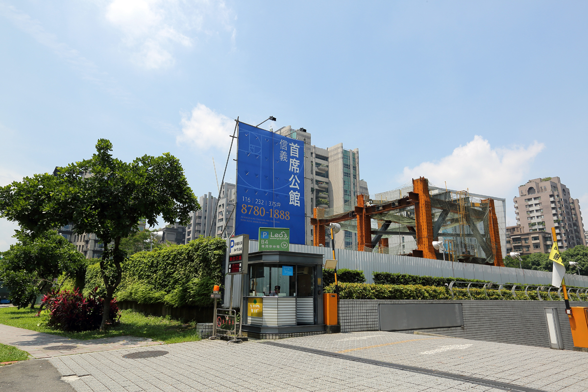 信義首席公館去年正式動工，預計2021年才會完工，土地取得到建案落成，長達10年之久。