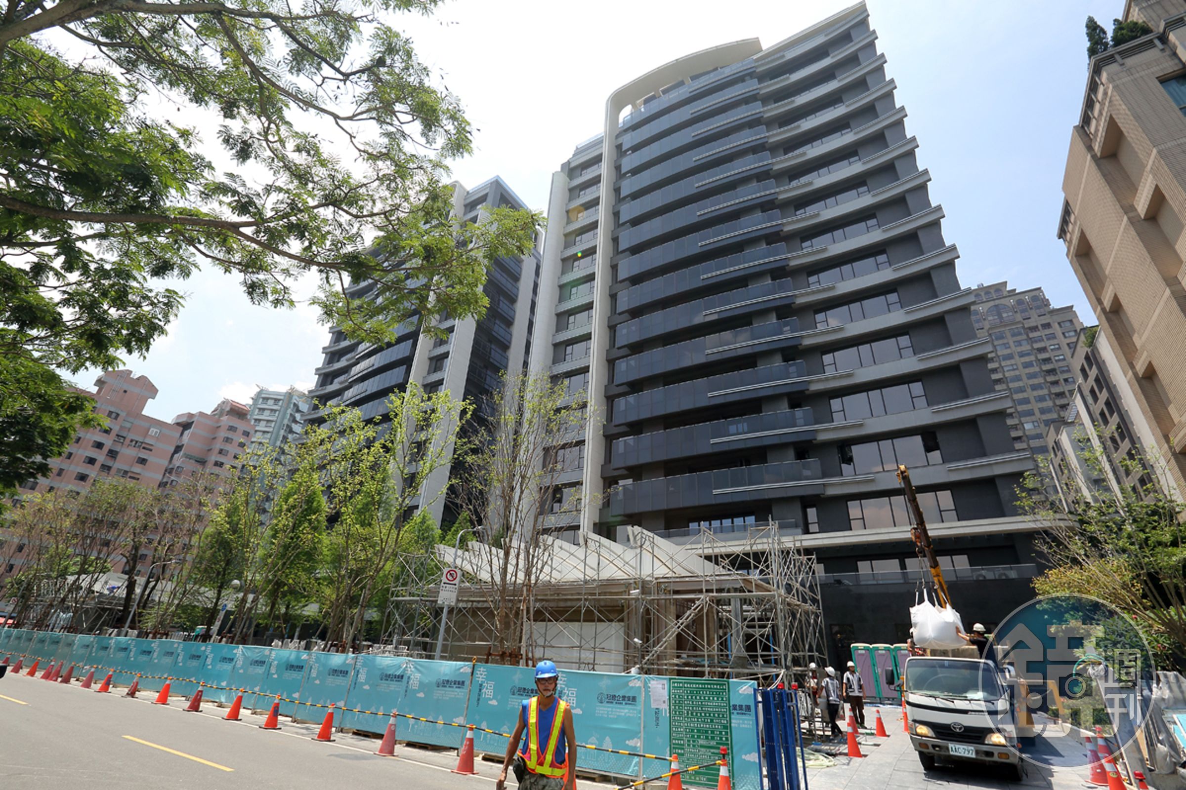 冠德信義位於北市松勇路上，主打信義區唯一同時面對學校及公園的豪宅案。