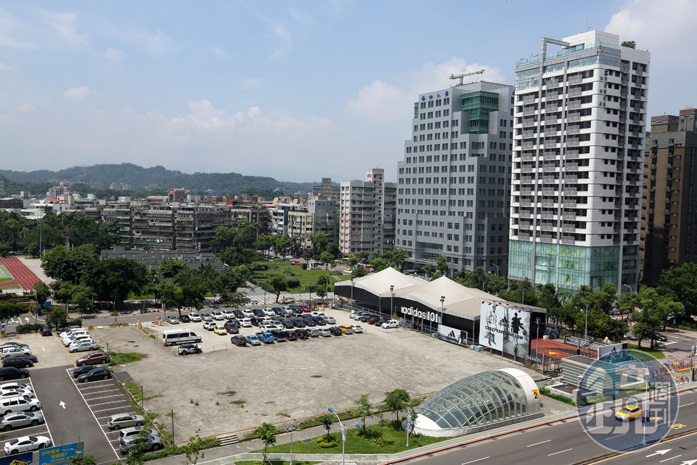 全台最貴籃球場其實為富邦建設所擁有，富邦建設有意規劃成20坪起跳1房精品宅推出。