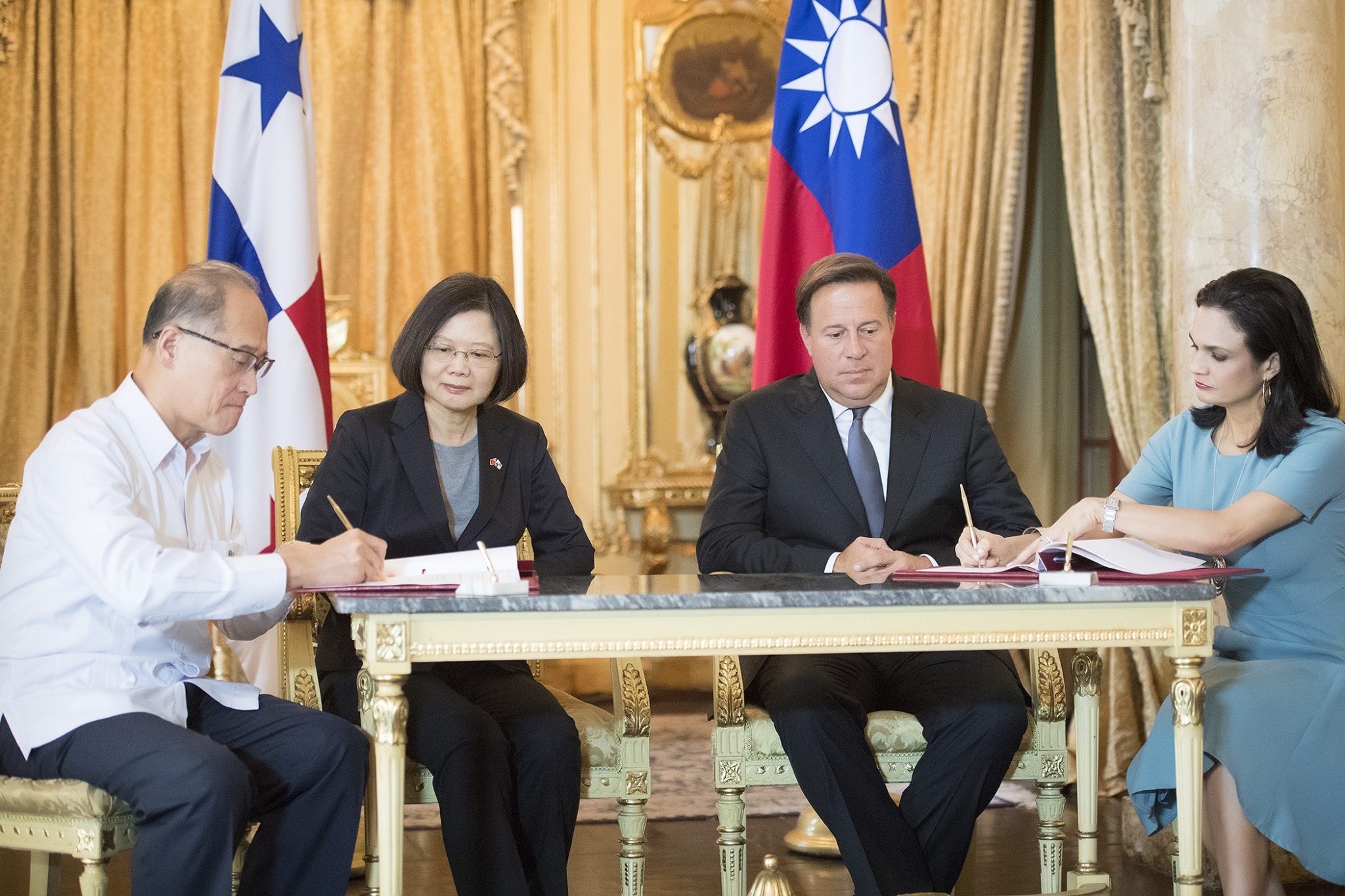 台北時間13日稍早，巴拿馬《巴拿馬星報》以頭條報導，巴國已決定與台灣切斷外交關係，即刻起與北京的中華人民共和國政府建交。圖為2016年6月總統蔡英文出訪中南美洲，與巴國總統瓦雷拉簽訂「移民事務與防制人口販運合作協定」。（總統府提供）