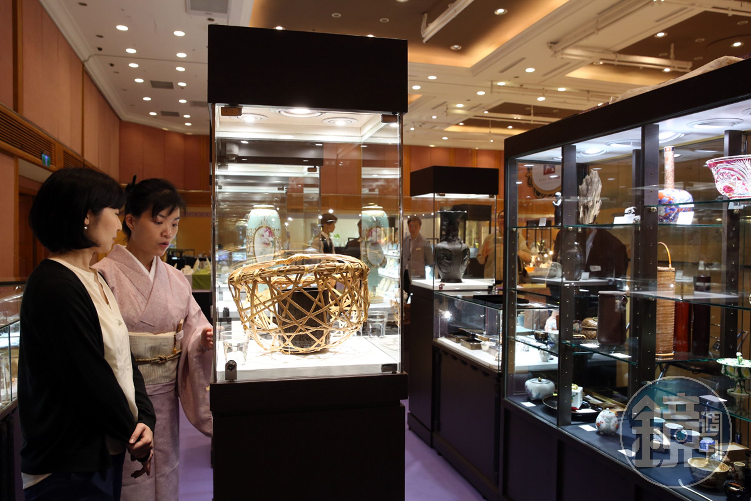 各品牌祭出獨特藝品，業者預估10天檔期營業額可衝到1億元。