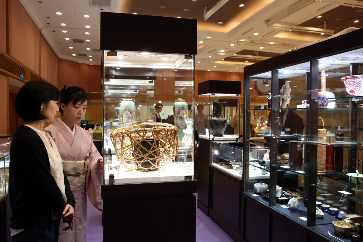 各品牌祭出獨特藝品，業者預估10天檔期營業額可衝到1億元。