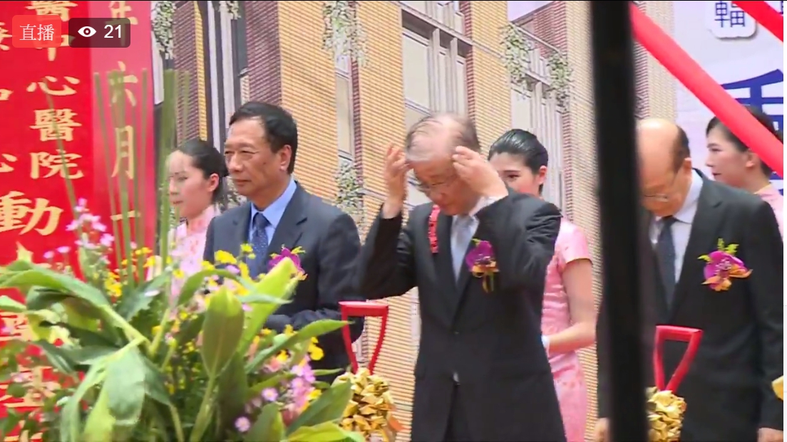 郭台銘也在動土大典上替因為論文案備受各界質疑的台大校長楊泮池講話。
