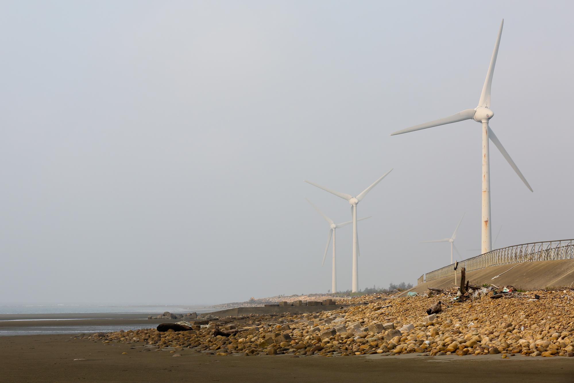 綠色能源中的風力發電會產生巨大噪音，常引起民眾抗議。