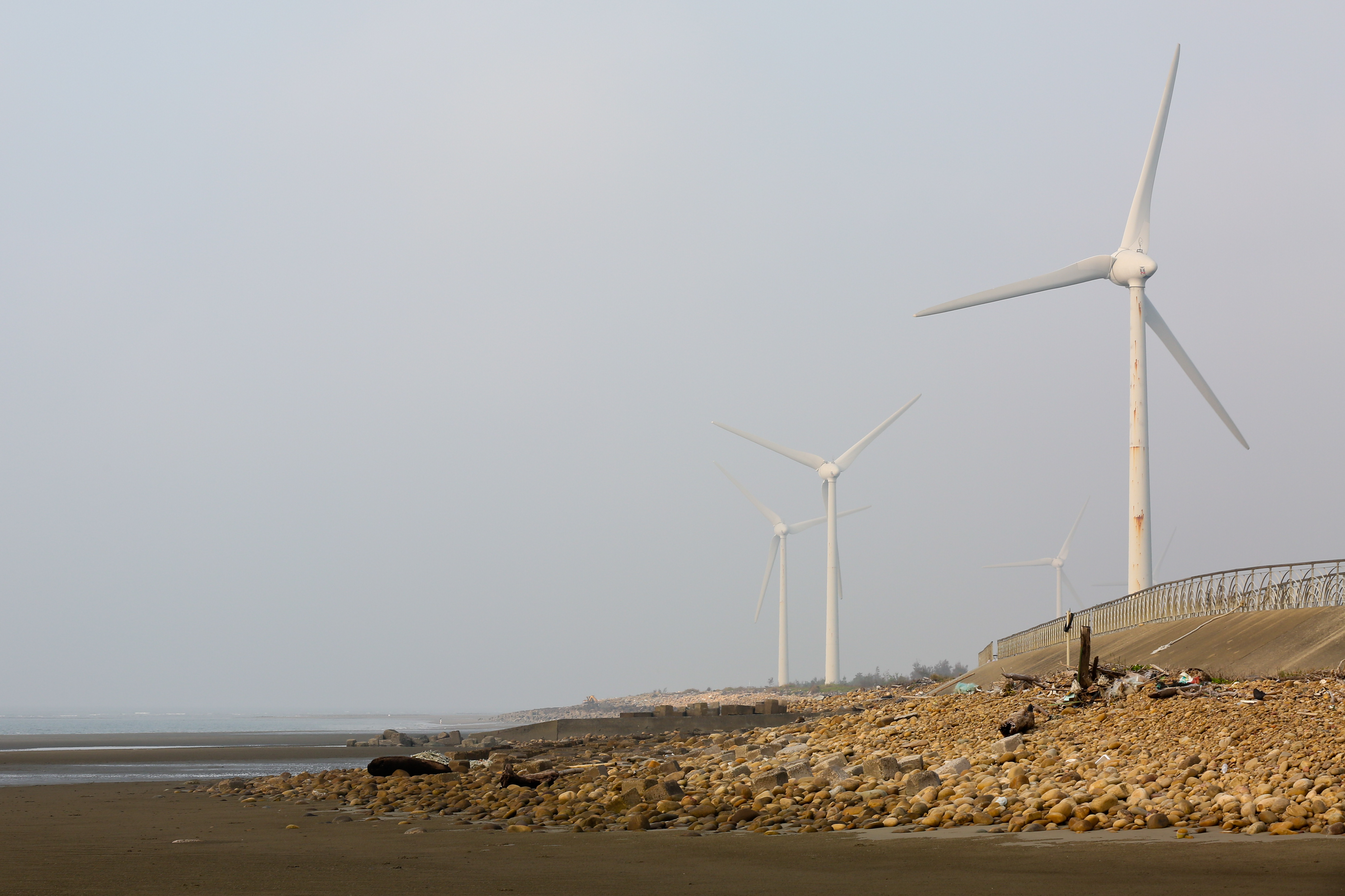 綠色能源中的風力發電會產生巨大噪音，常引起民眾抗議。