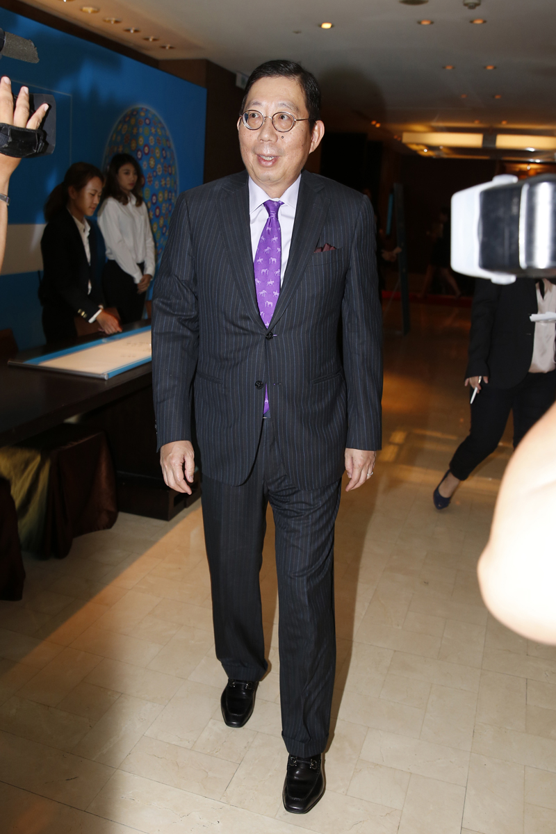 富邦人壽去年投資失利，富邦金董事長蔡明興只好賣股認賠。
