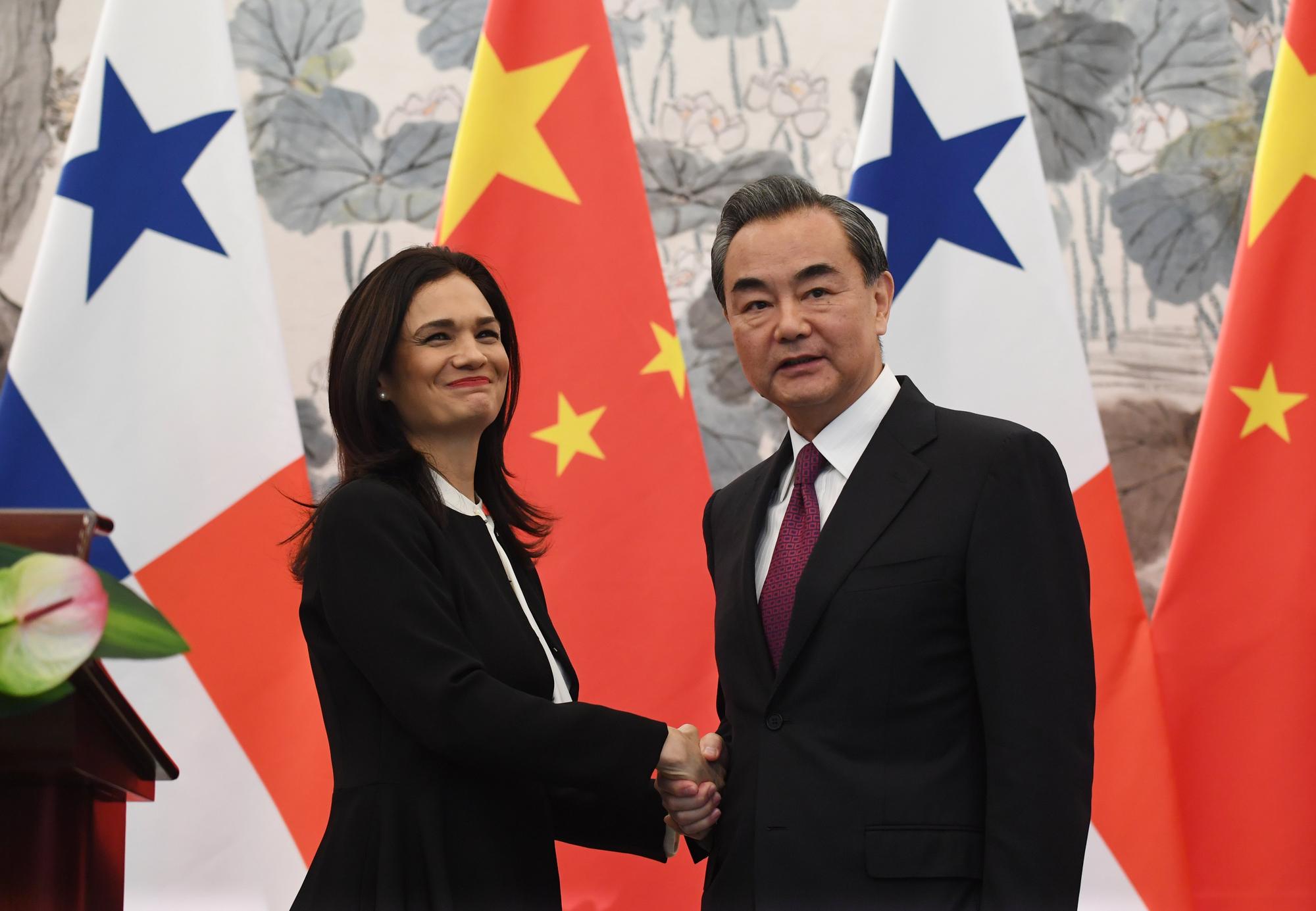 中國外交部長王毅（右）同巴拿馬副總統兼外長德聖馬洛（左）在北京舉行會談並簽署《中華人民共和國和巴拿馬共和國關於建立外交關係的聯合公報》。