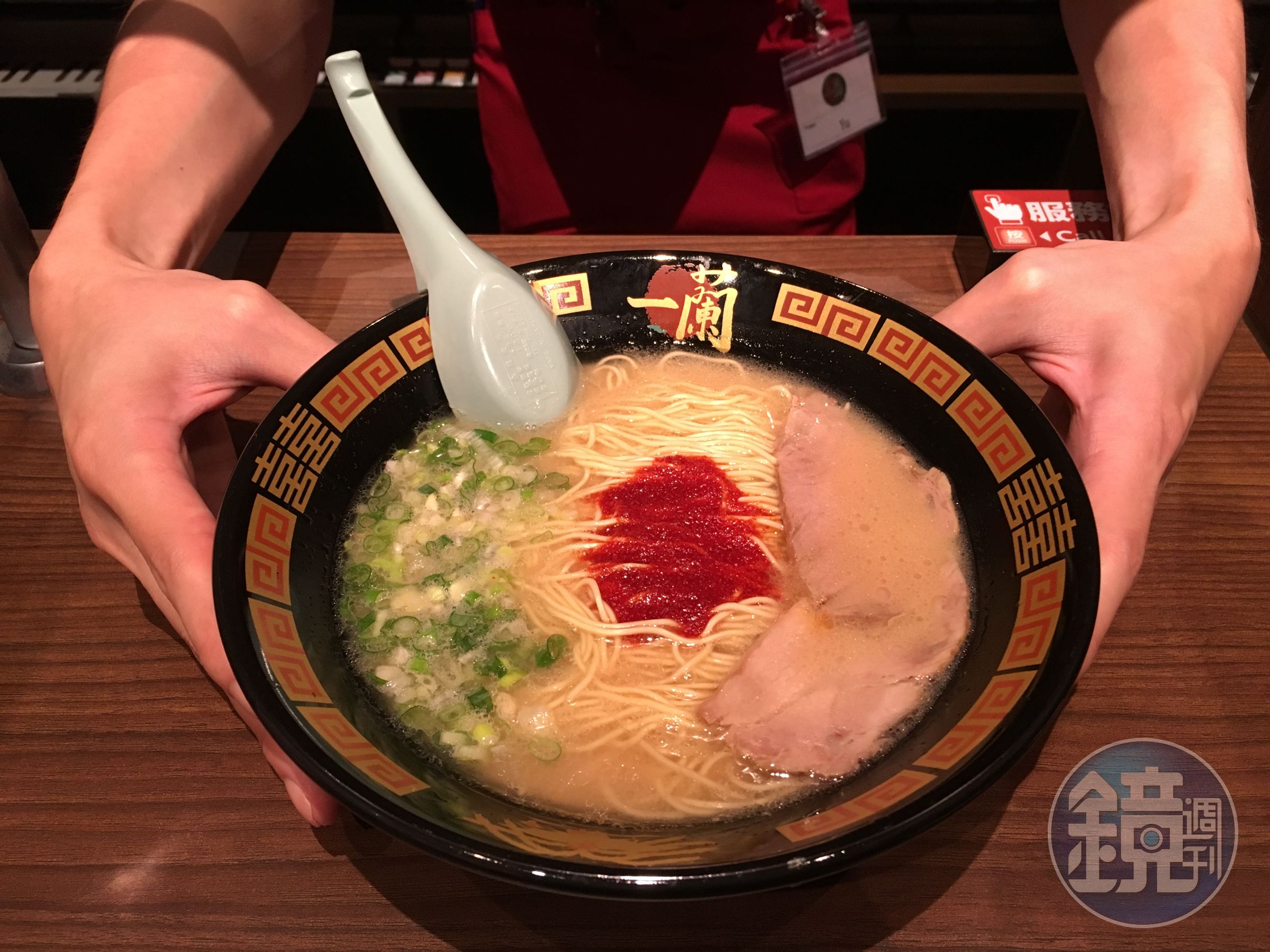 拉麵迷終於不用出國就能吃到原汁原味的「一蘭拉麵」。（288元／碗）