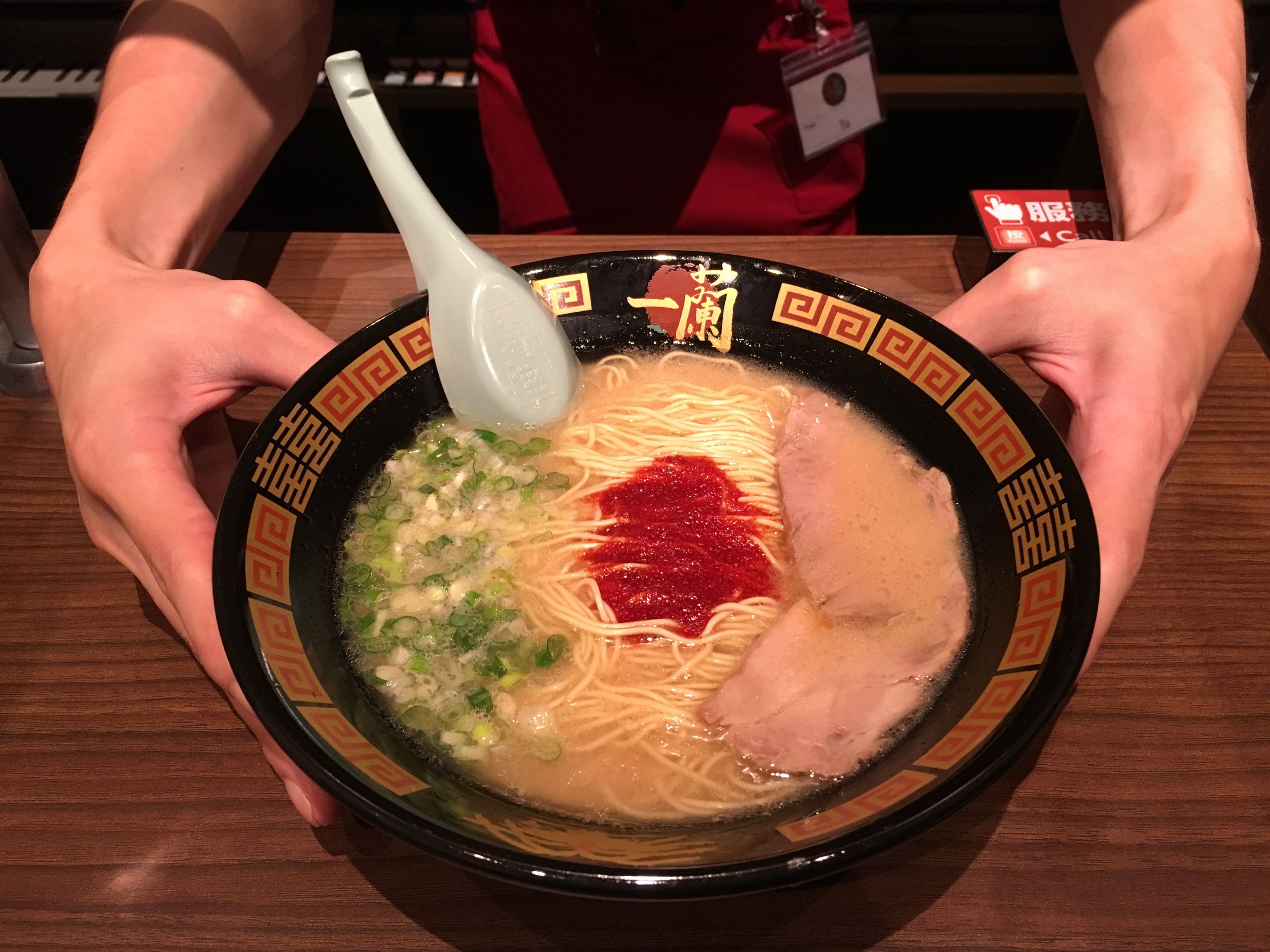 拉麵迷終於不用出國就能吃到原汁原味的「一蘭拉麵」。（288元／碗）