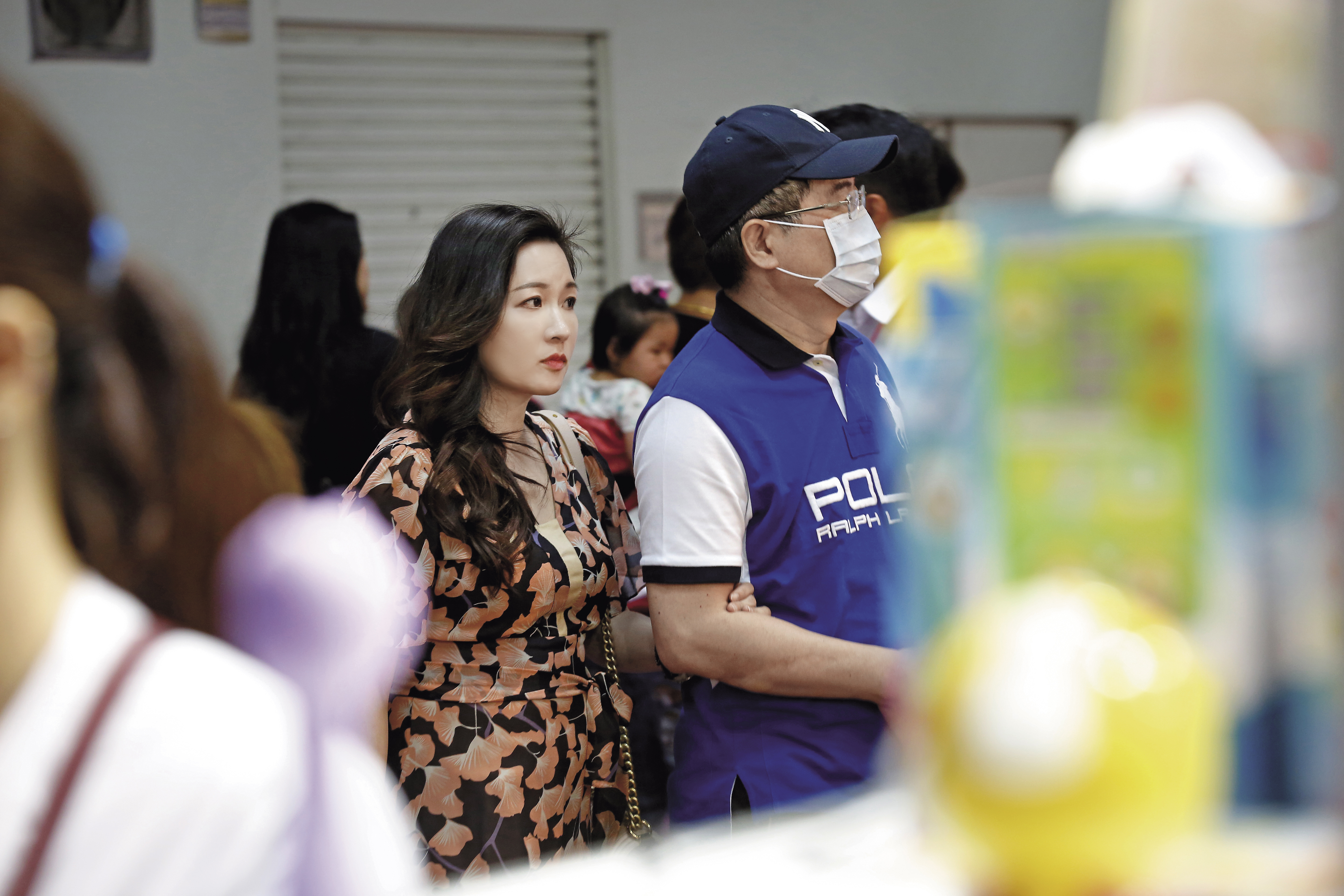 馬尾妹穿著寬鬆，但藏不住一身孕味。