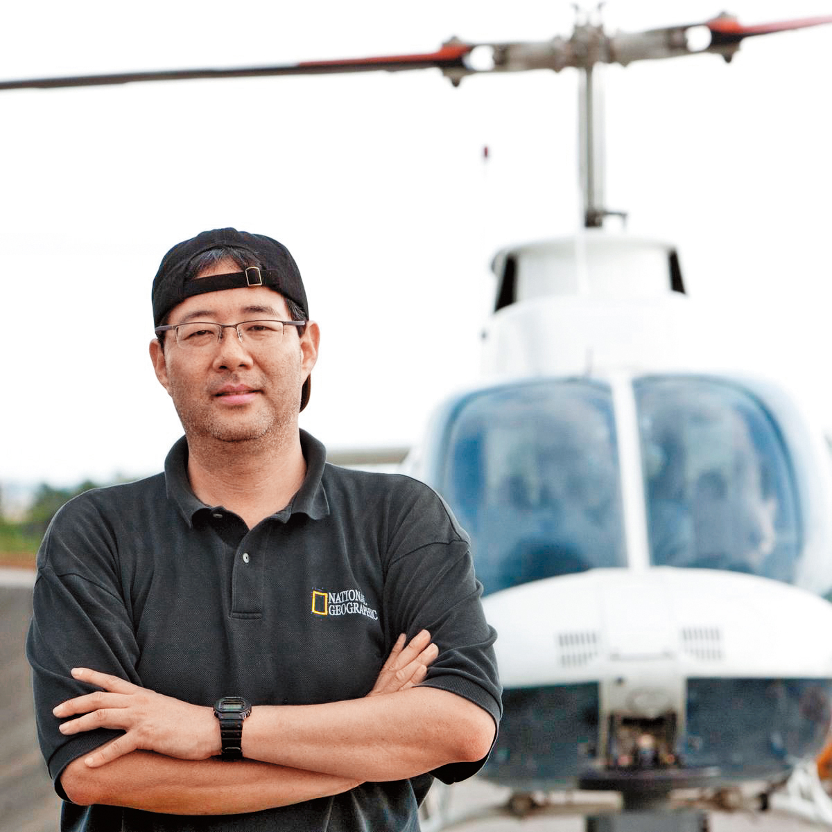 齊柏林從事空中拍攝長達20餘年，他從早年的平面照片拍到動態影像，背後是他時常配合出班的直升機。（台灣阿布電影公司提供）