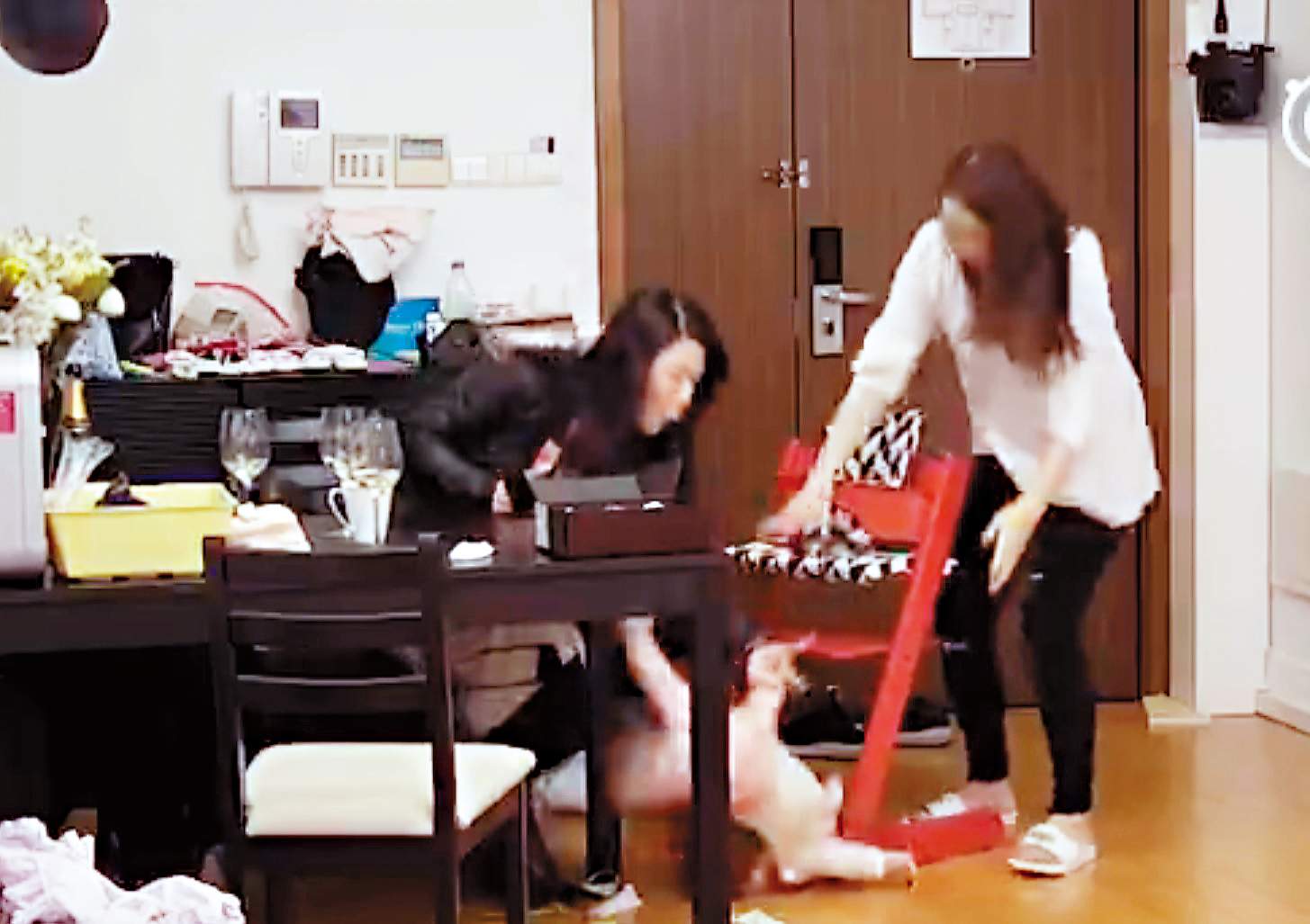 伊能靜女兒摔到地面，伊能靜完全來不及抓住。（翻攝自網路）