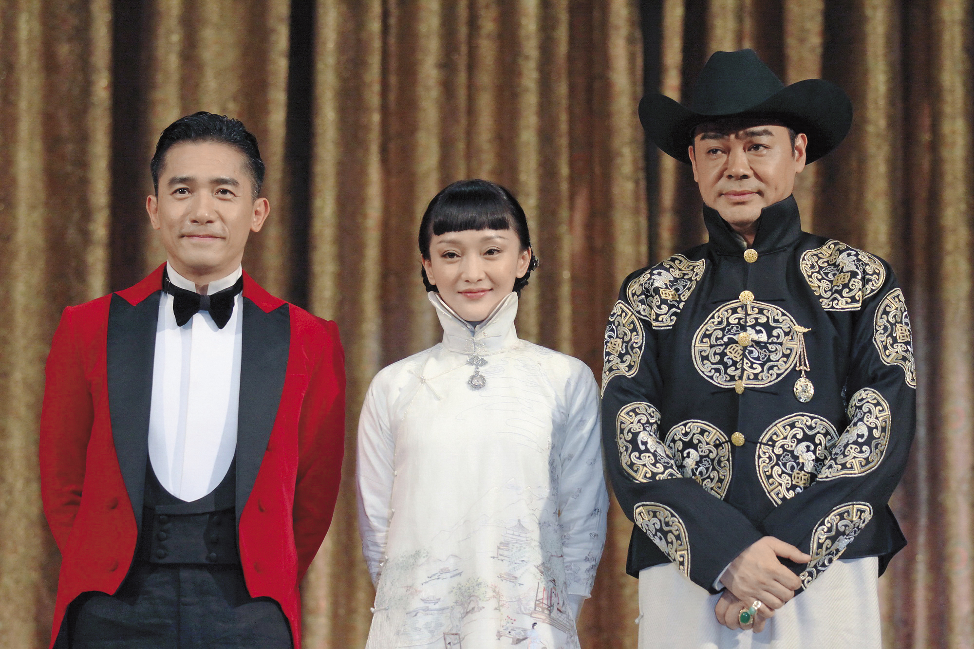 當年周迅（中）跟梁朝偉（左）有個很扯的傳聞，說在拍電影《大魔術師》時，她懷了梁朝偉的孩子，向劉嘉玲逼宮。但劉嘉玲正面否認。右為劉青雲。（東方IC）