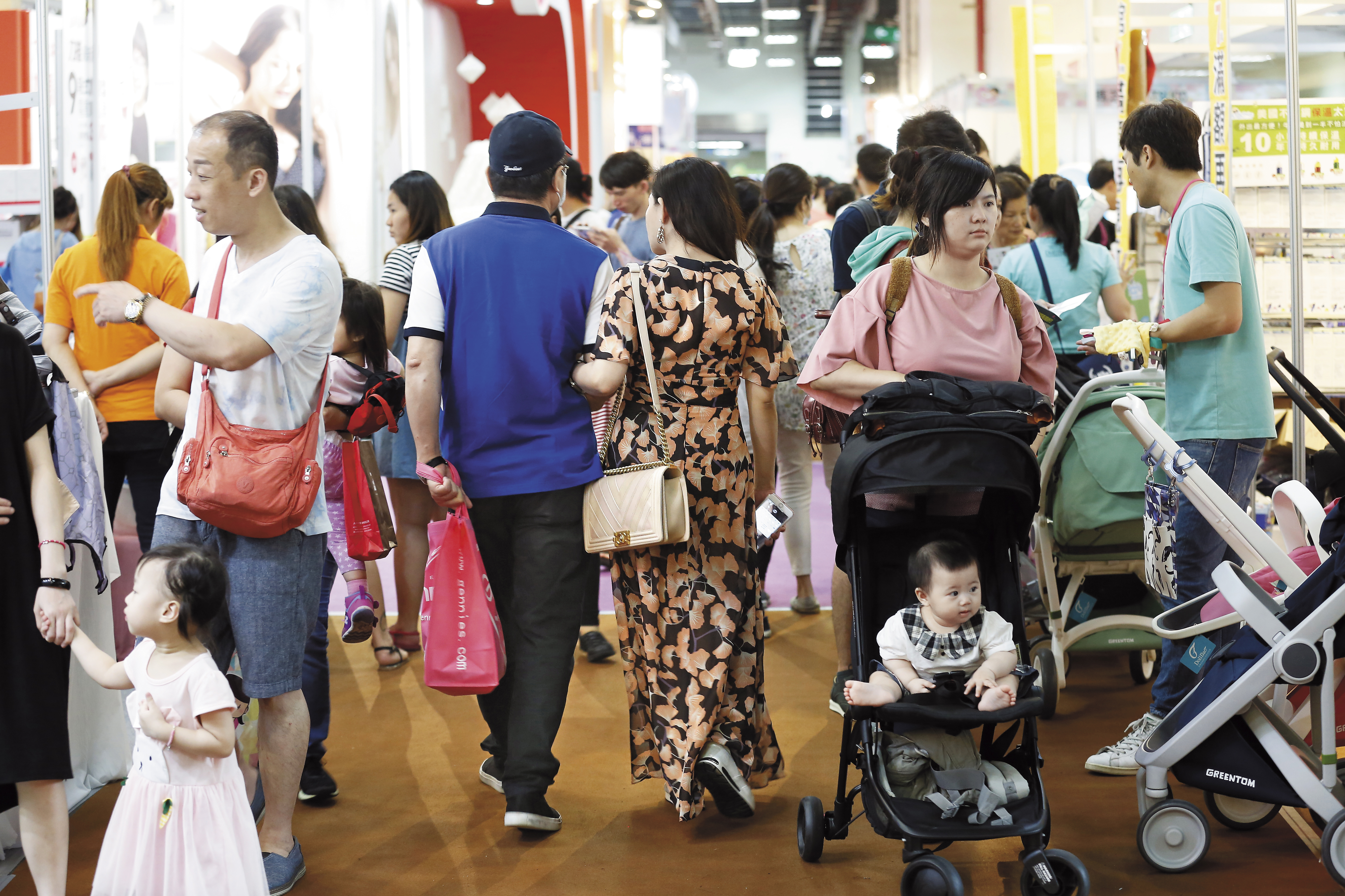 蔡正元陪嬌妻採購，不僅化身暖男幫忙提包包，還體貼牽老婆放慢腳步。