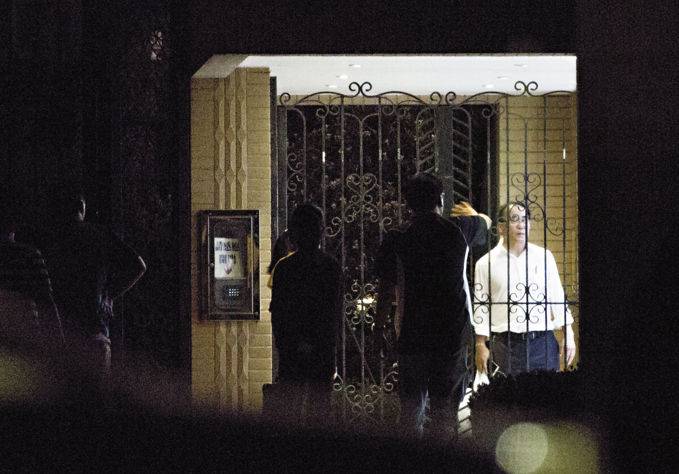 本月9日晚間，前立委蔡豪帶著數名黑衣人回到宋的住處前咆哮，仁武分局派出多名警力卻只能低調勸阻。