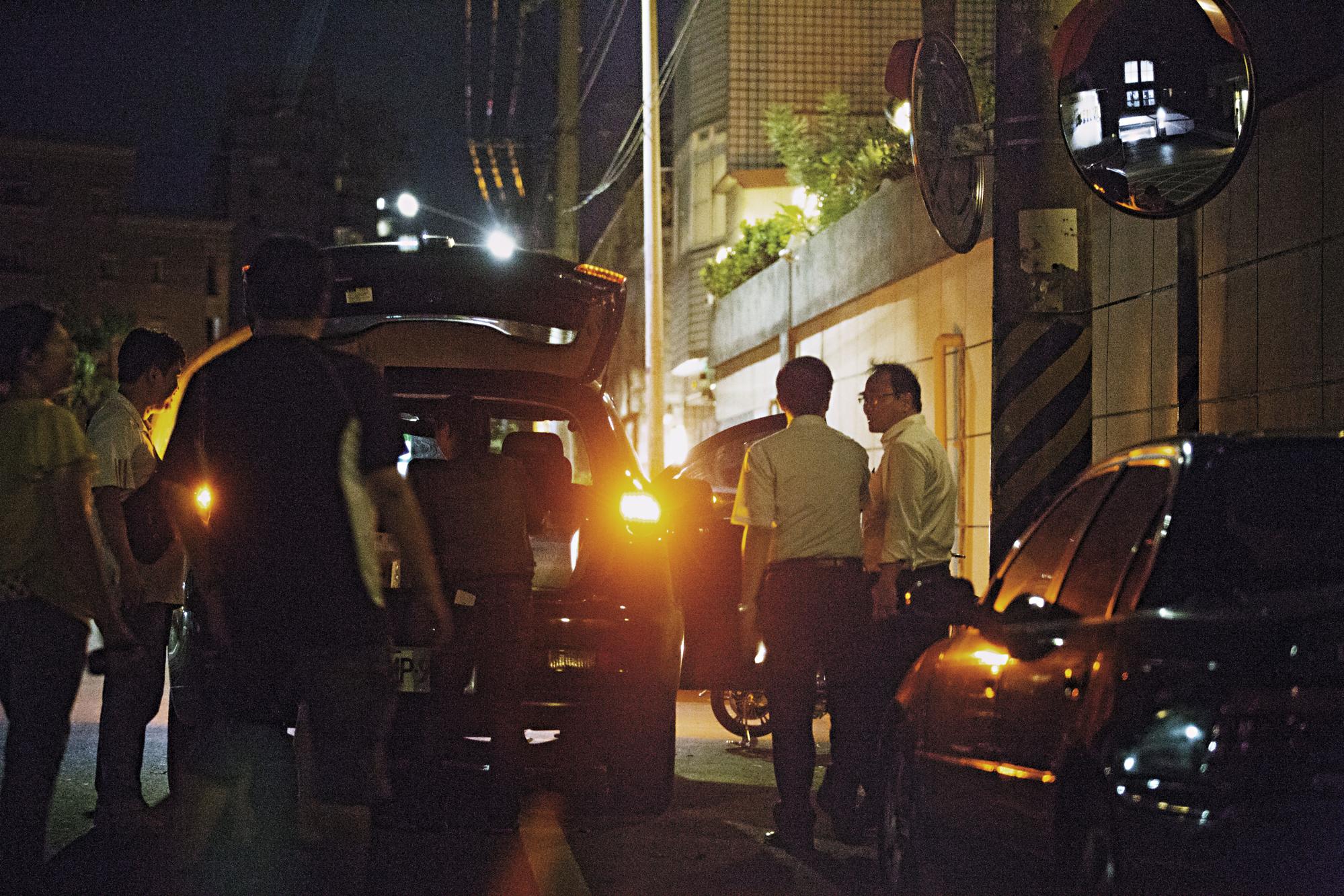 9日夜間,蔡豪在警方和保全面前演完搭帳篷鬧劇後,眾人還恭送他上車離去。