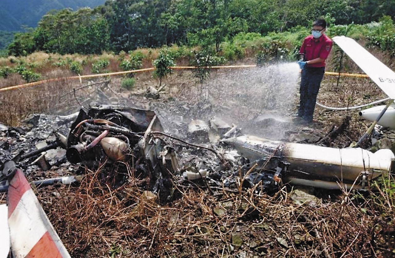 目擊者描述，緩緩落下時並未起火，初步排除空中爆炸的可能。（花蓮縣消防局提供）