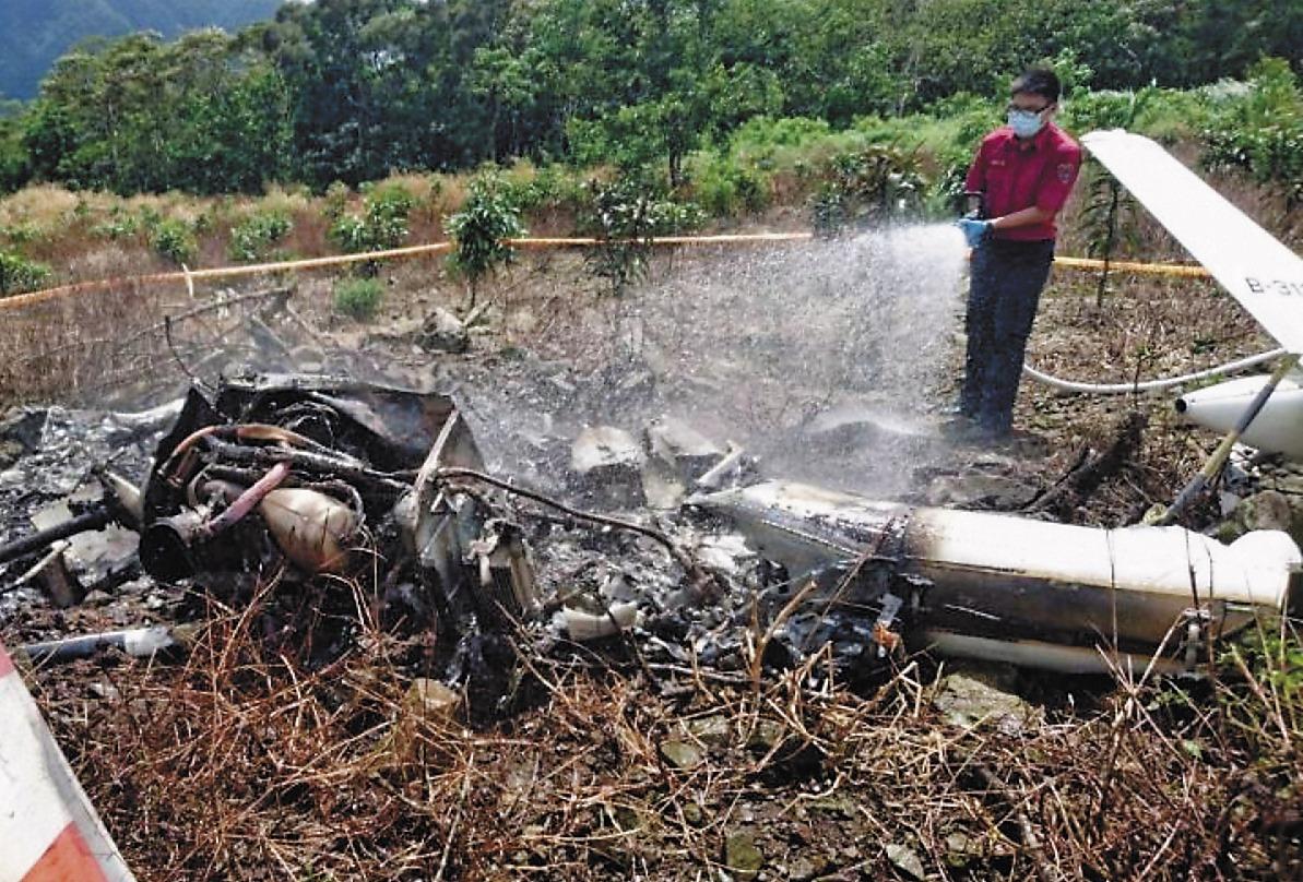 齊柏林搭乘的直升機墜落在花蓮山區,機身燒毀,機上3人全部罹難。(花蓮縣消防局提供)