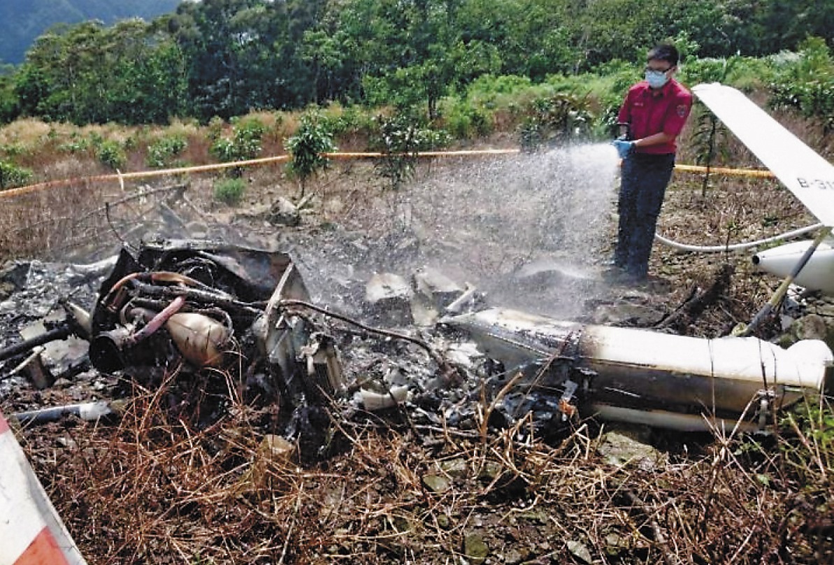 齊柏林搭乘的直升機墜落在花蓮山區，機身燒毀，機上3人全部罹難。（花蓮縣消防局提供）