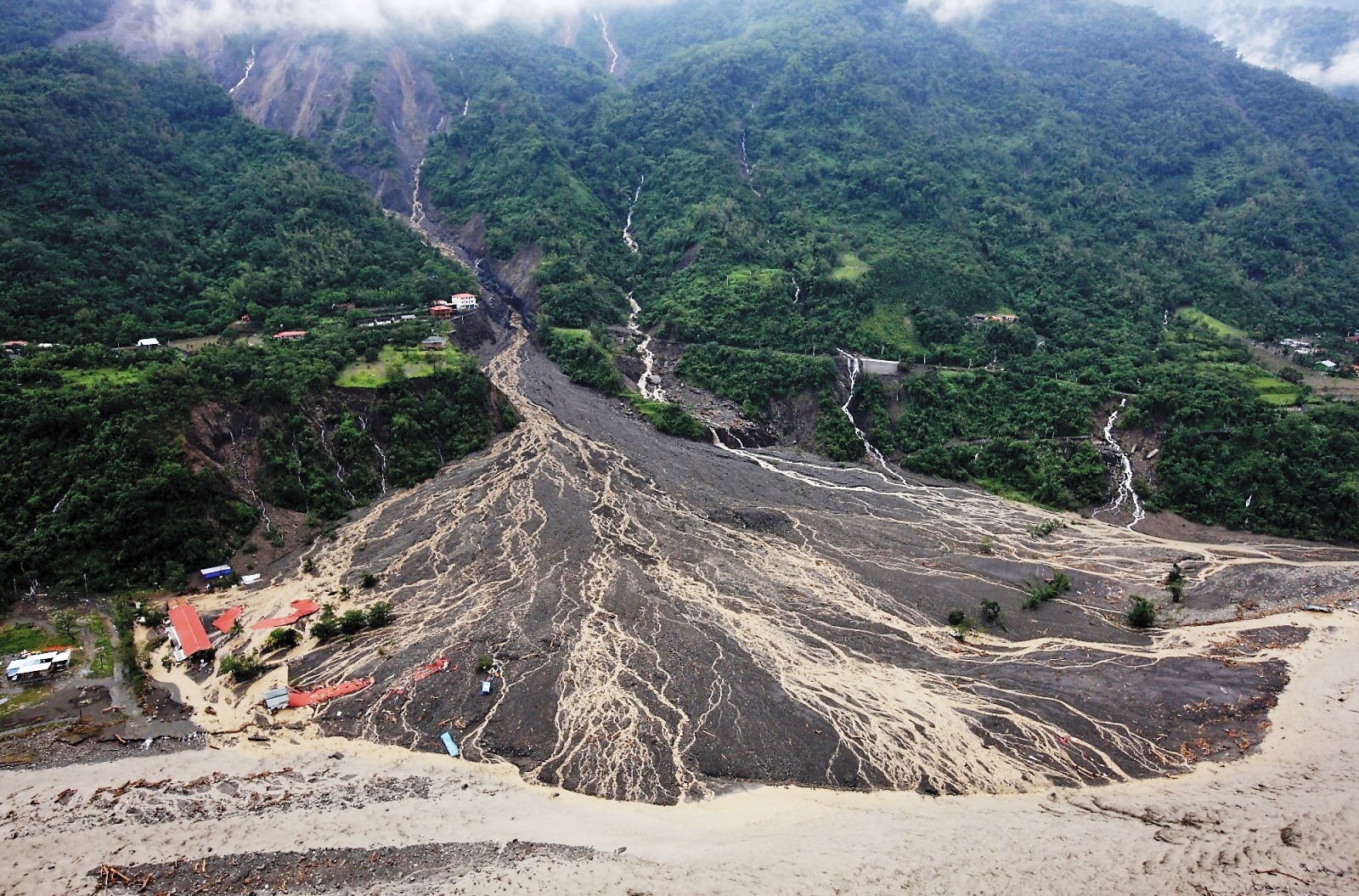 莫拉克颱風後，齊柏林看到災區的慘況，決定拍攝紀錄片《看見台灣》。（台灣阿布電影公司）